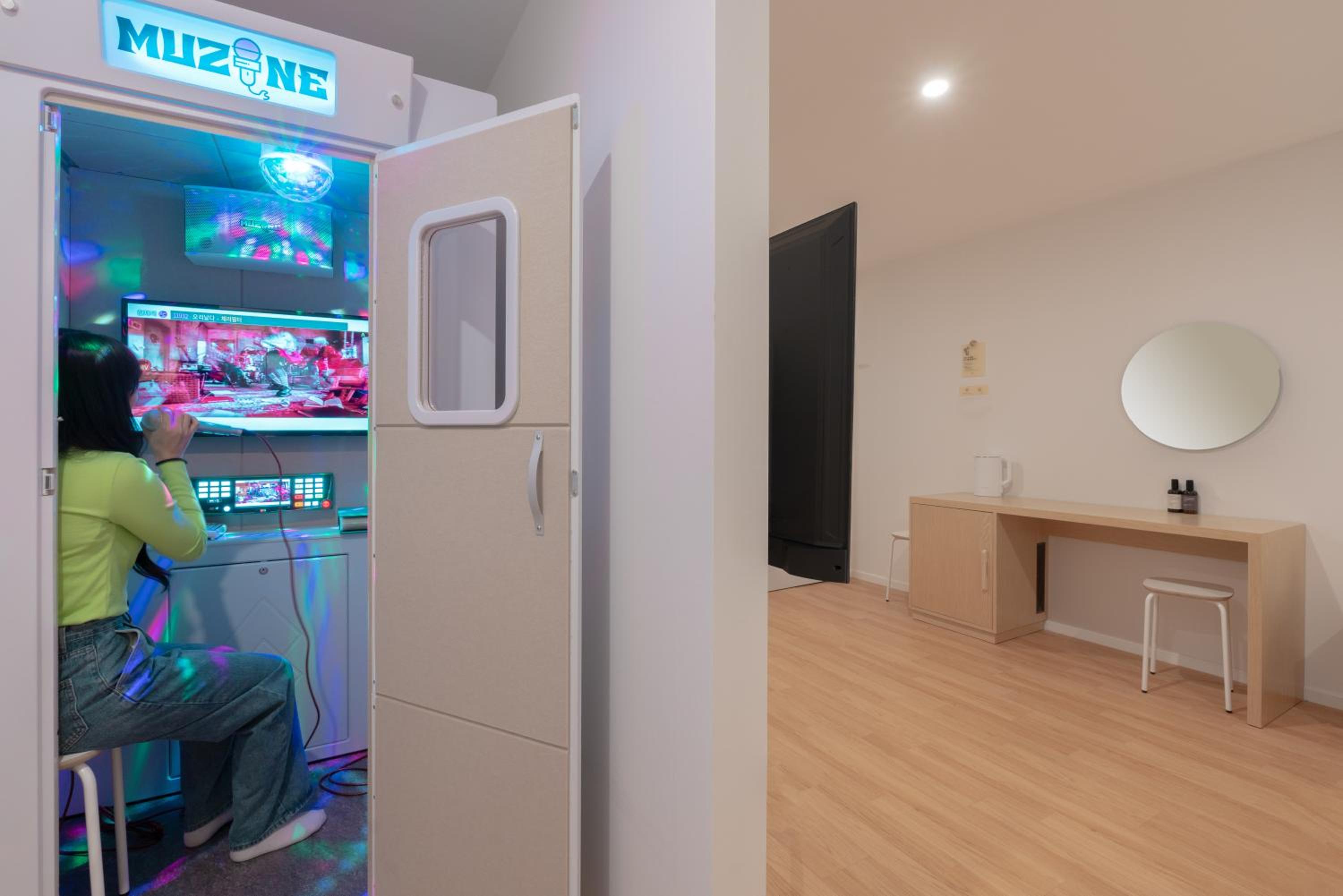 Suite with Korean Karaoke Machine - Photo 3
