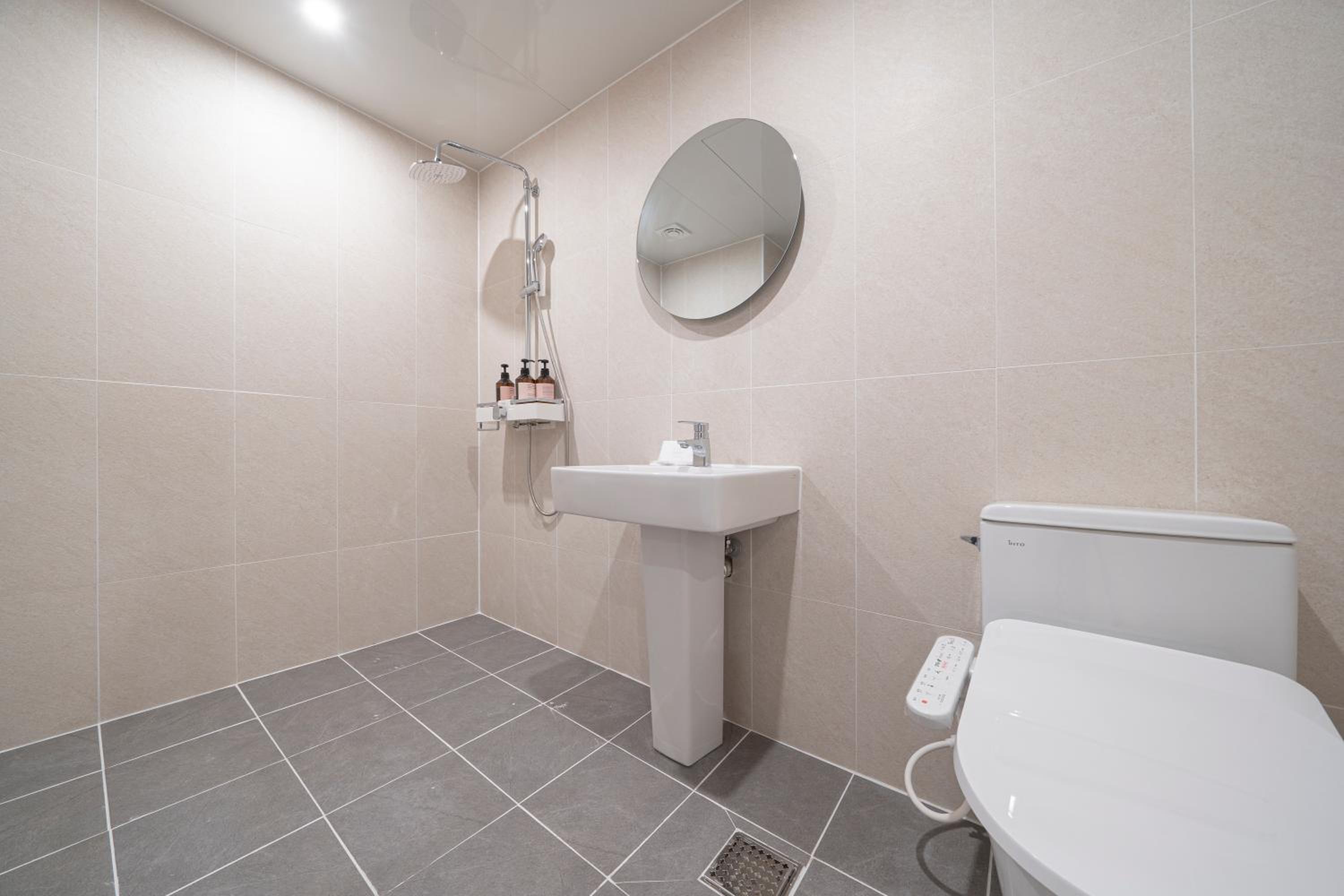 Standard Double Room - Photo 7