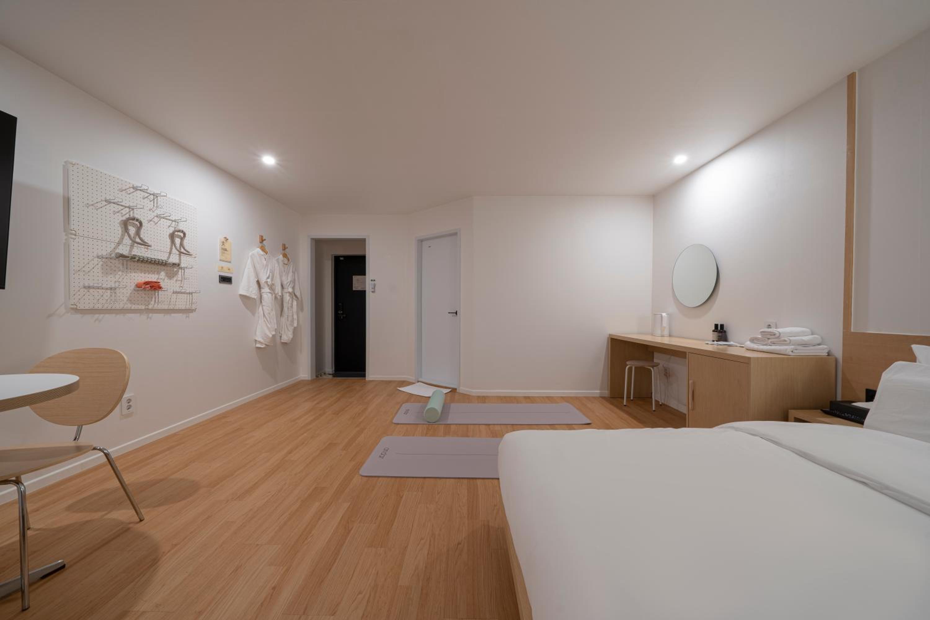 Deluxe Double Room with Yoga - Photo 8