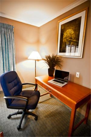 King Room with Two King Beds - Smoking - Photo 5