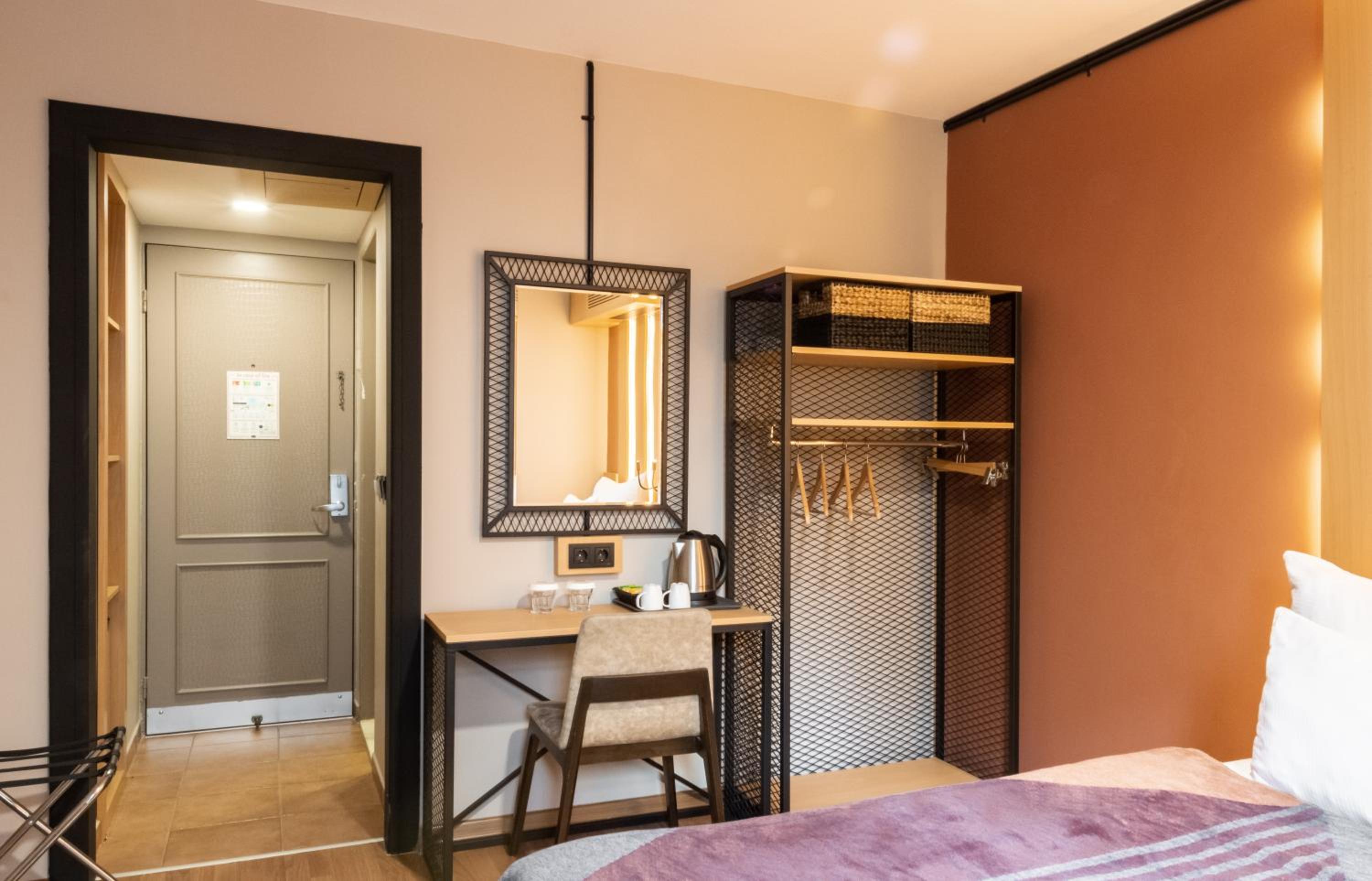 Standard Twin Room thumbnail 5