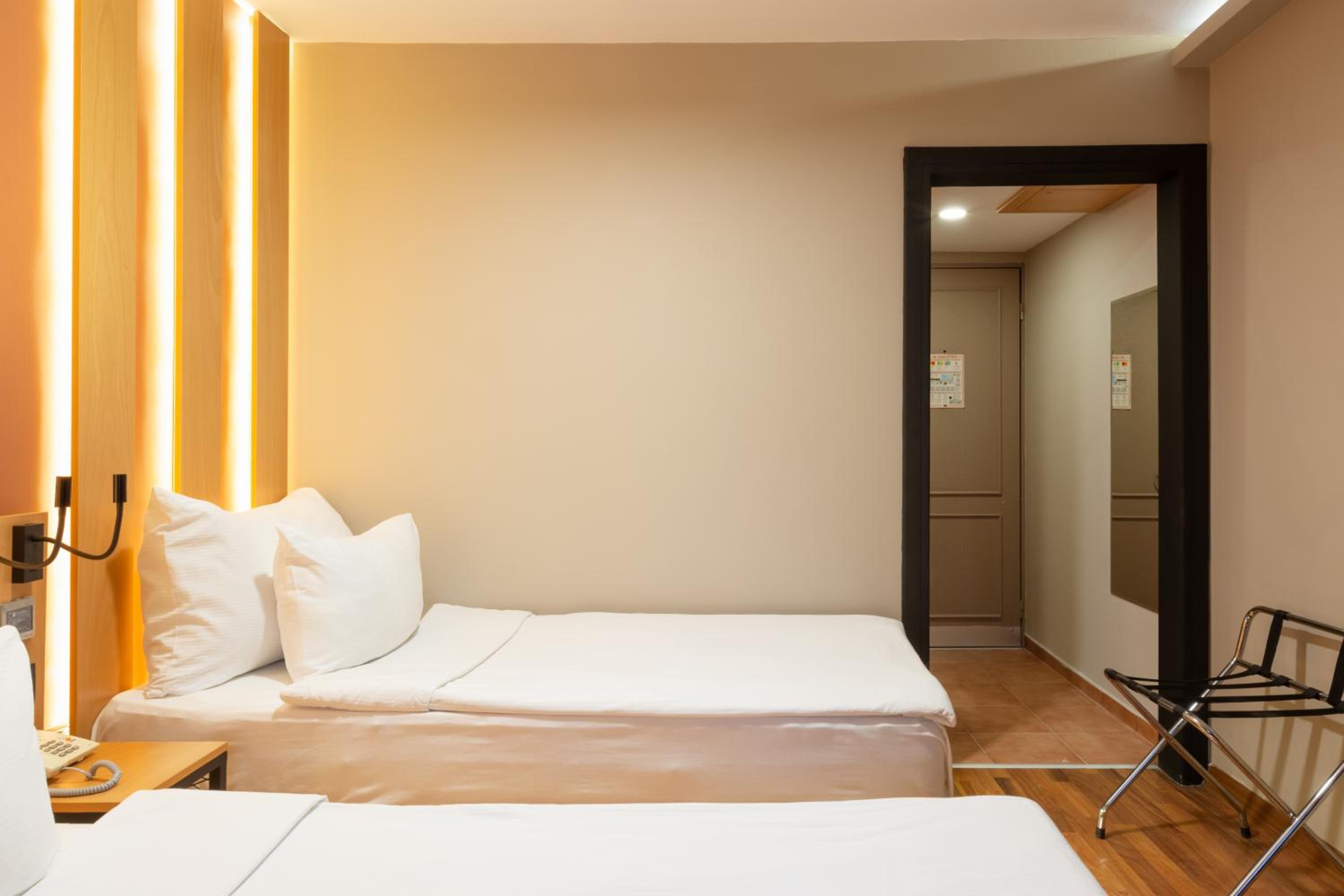 Classic Triple Room thumbnail 6