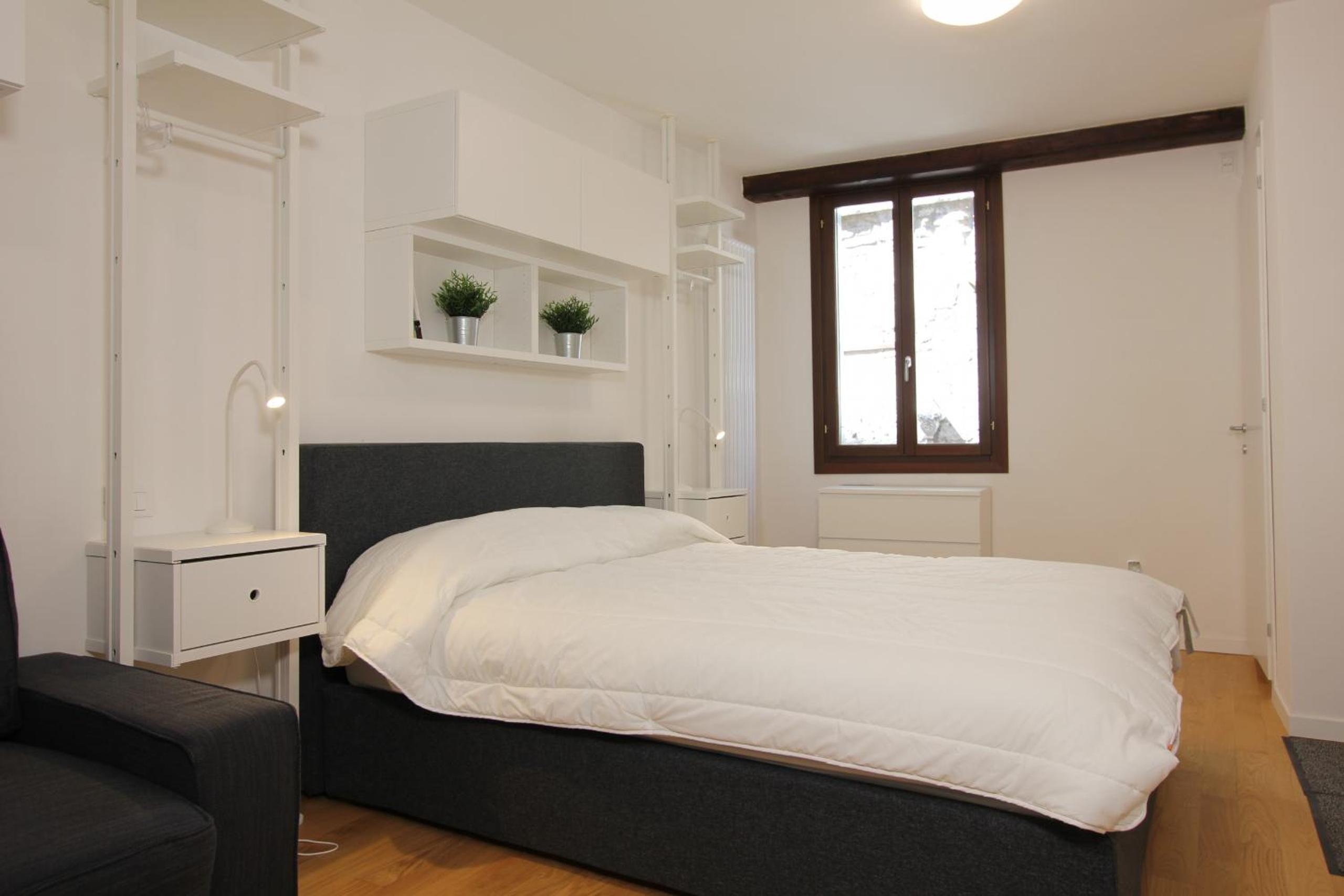 One-Bedroom Apartment photo 2