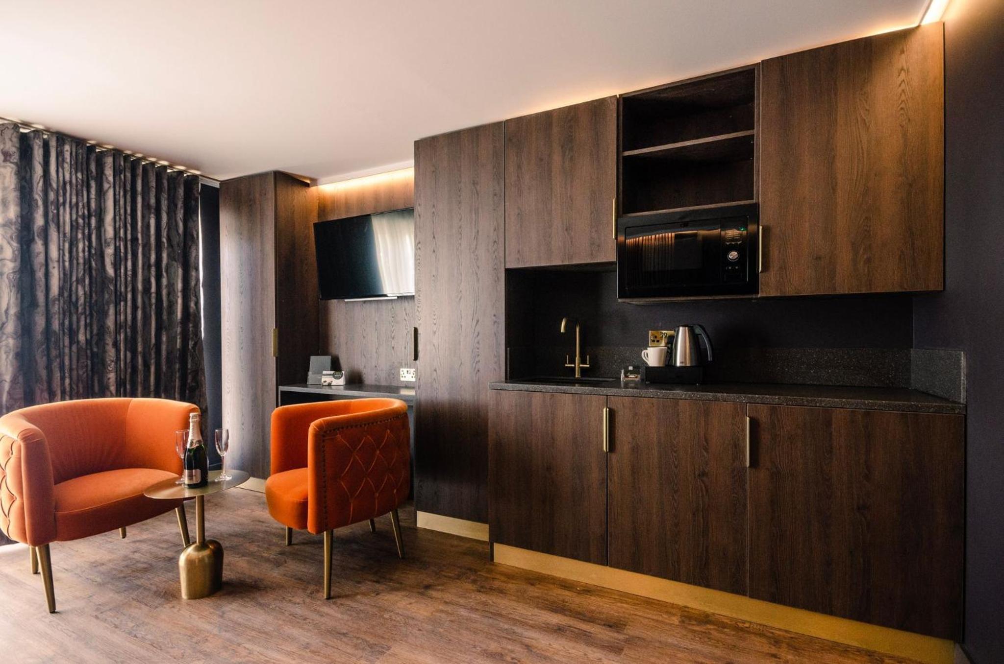 Ground Floor Luxury Suite photo 3