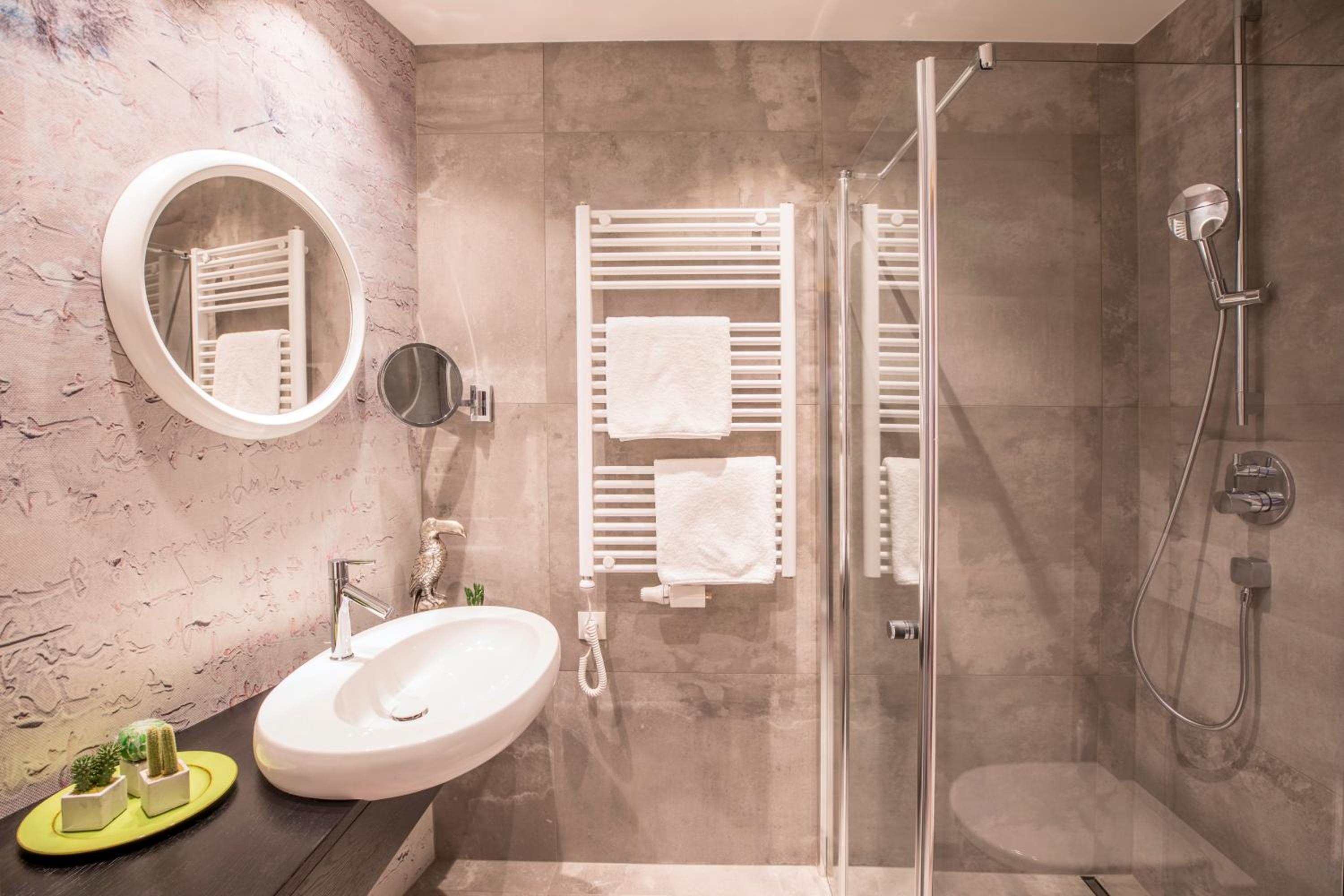Deluxe Double Room with Balcony - Photo 8