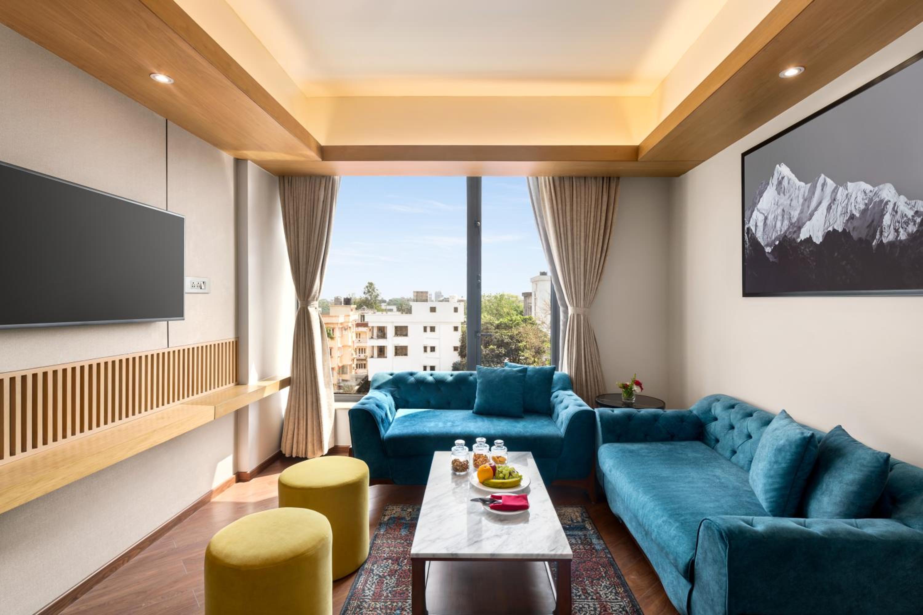 Junior King Suite - Non-Smoking - Photo 2