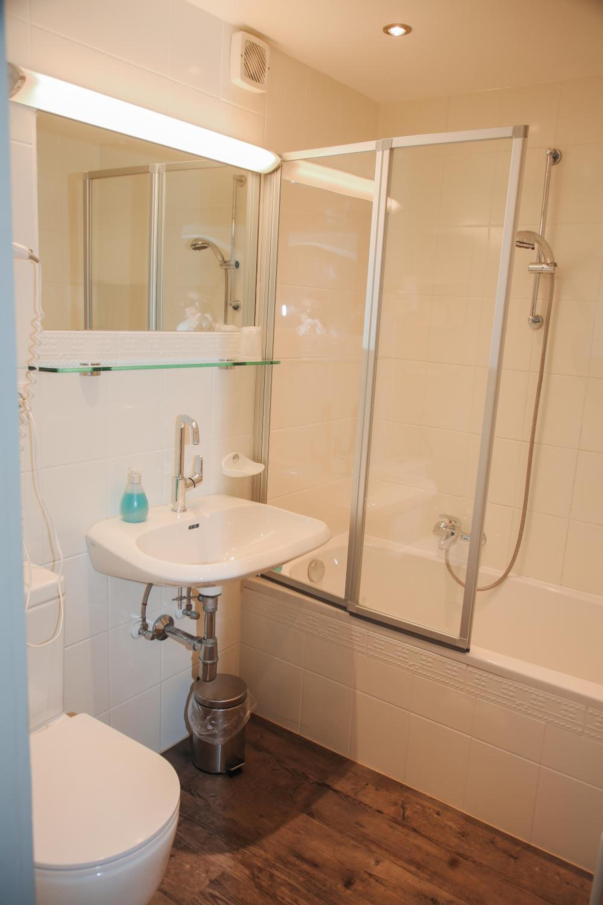 Triple Room with Balcony - Photo 36