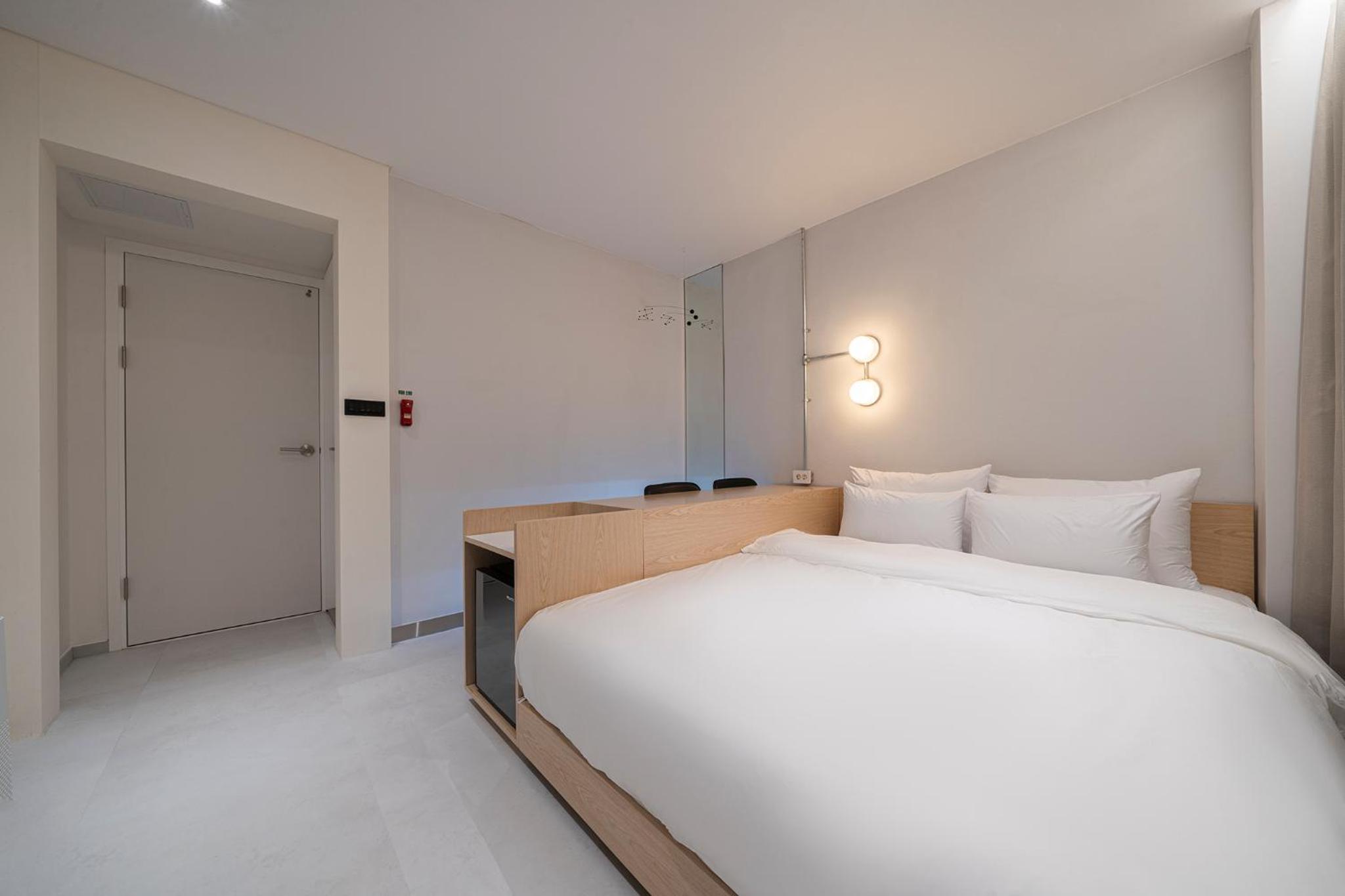 Standard Double Room with Speaker - Photo 4