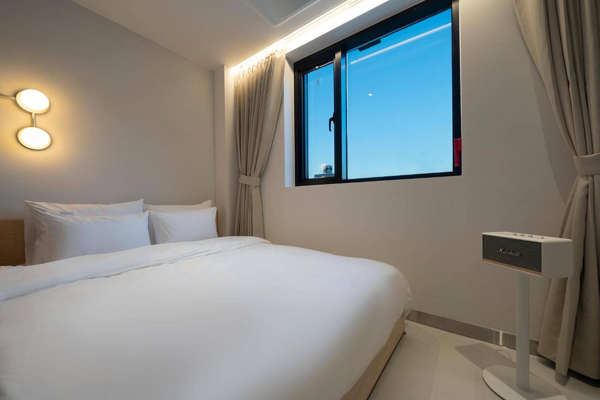 Standard Double Room with Speaker - Photo 5