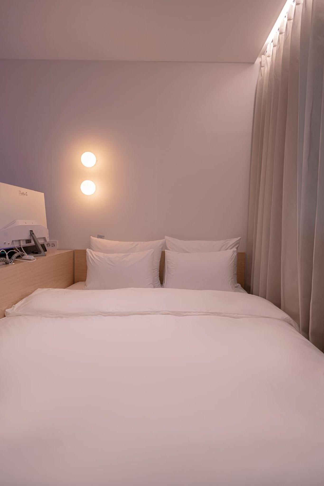 Standard Double Room with 2 Computers - Photo 3