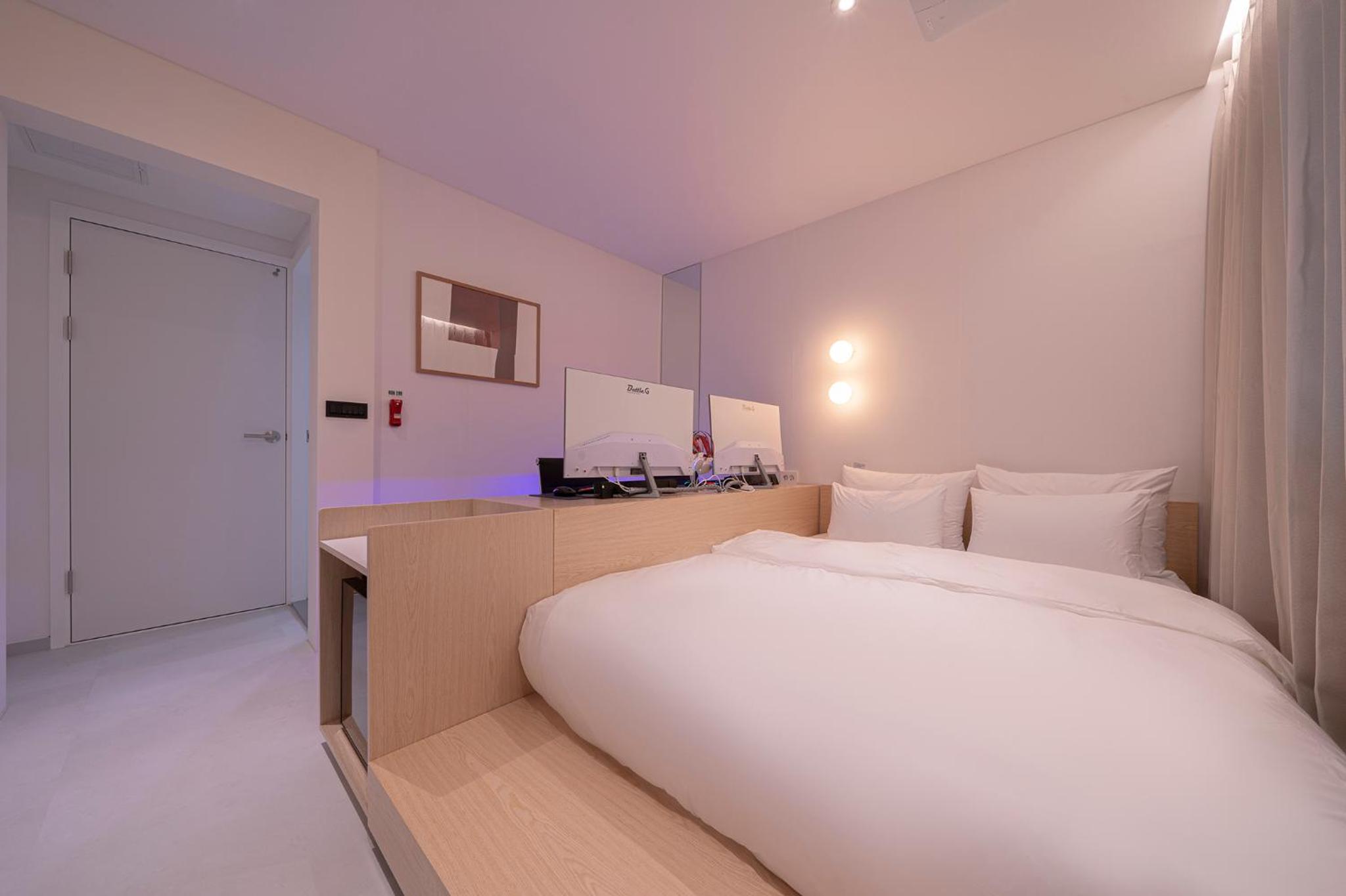 Standard Double Room with 2 Computers - Photo 1