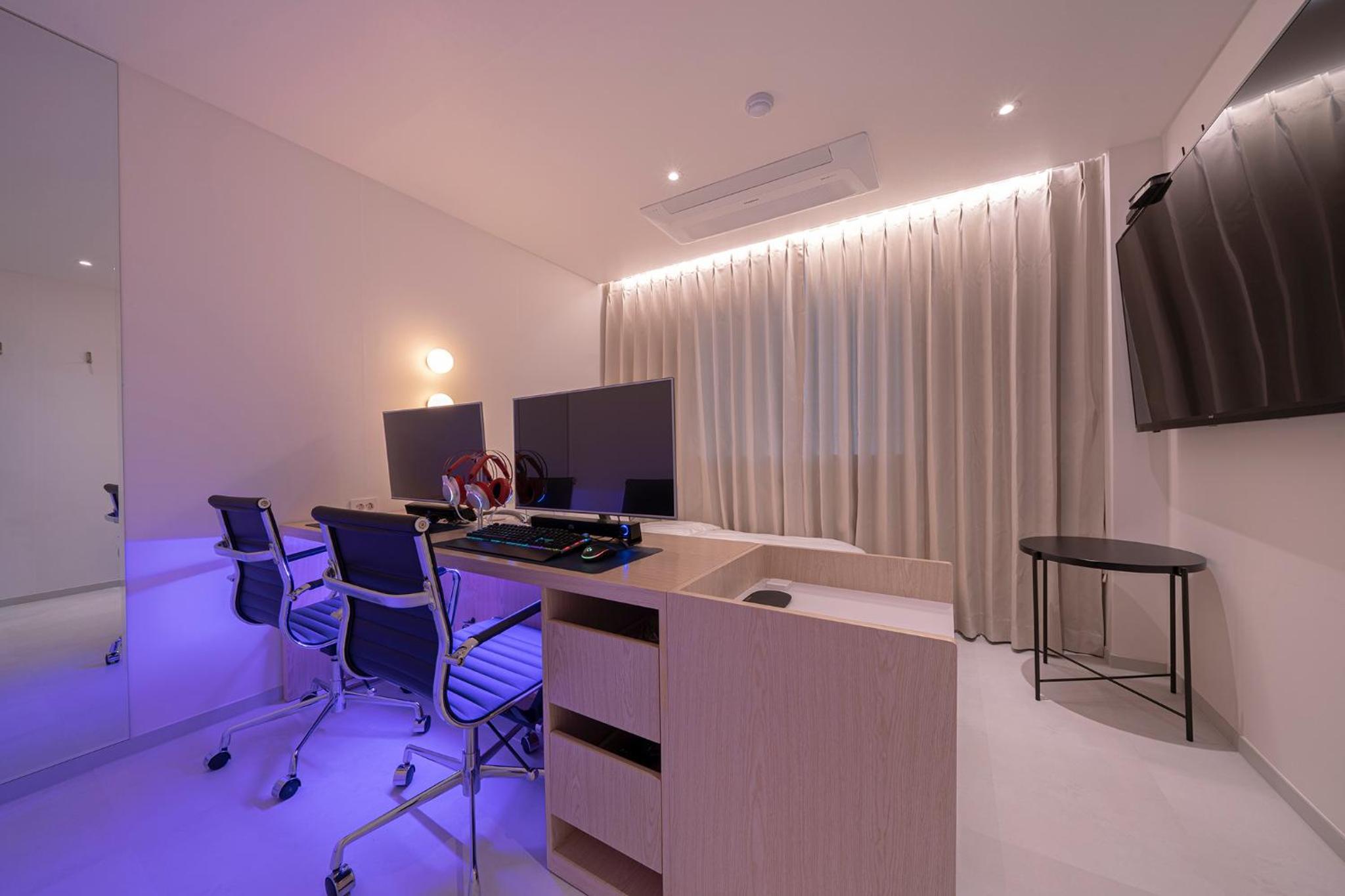 Standard Double Room with 2 Computers - Photo 2