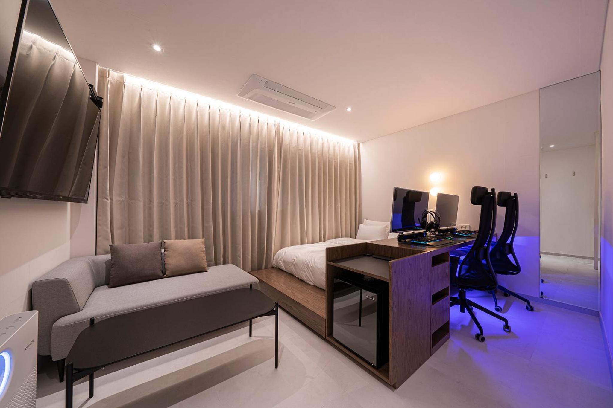 Deluxe Double Room With 2 Computers