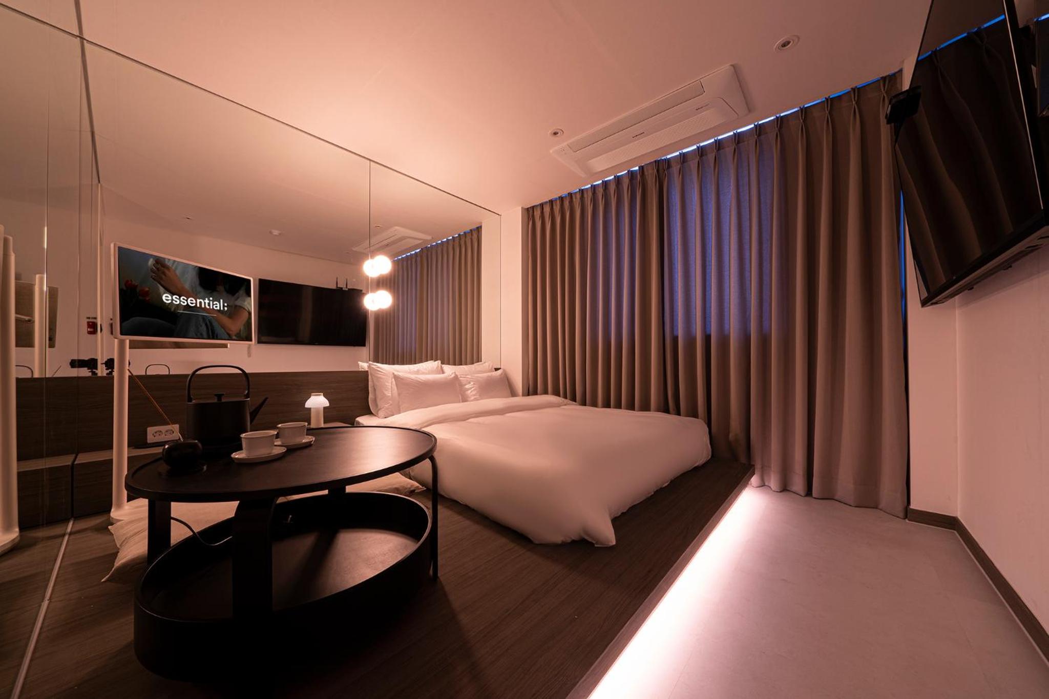 Deluxe Double Room With Full Length Mirror