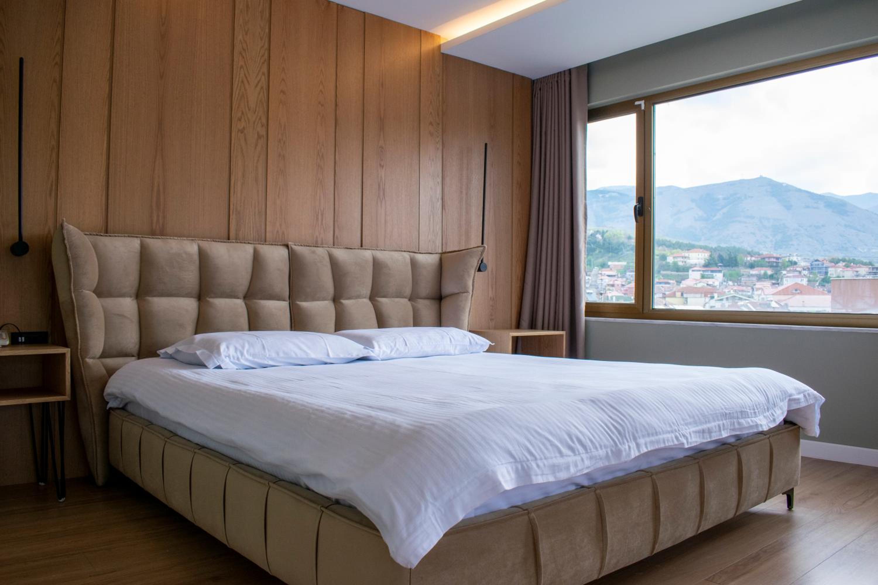 Deluxe King Suite photo 3