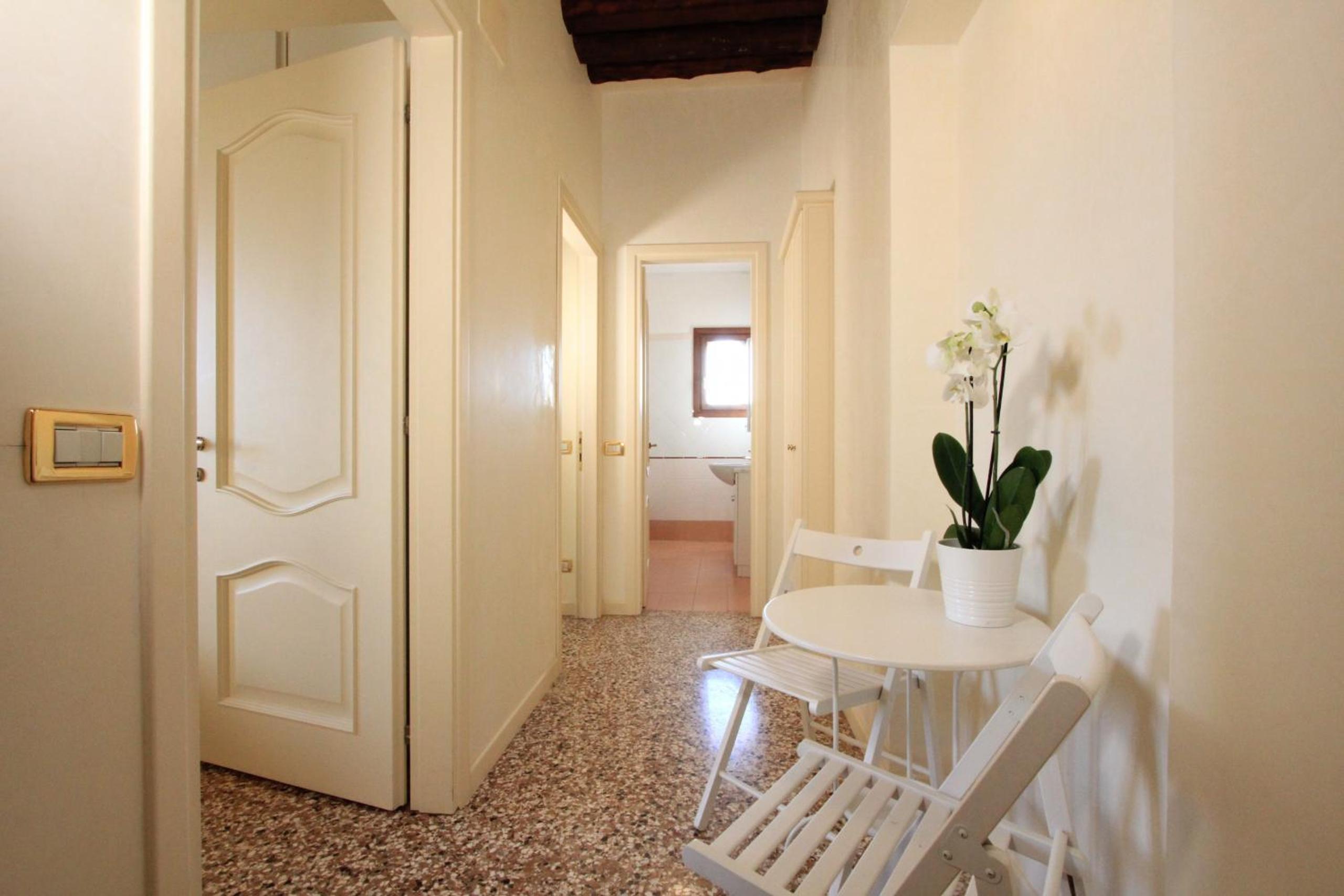 Two-Bedroom Apartment - Venice View photo 3