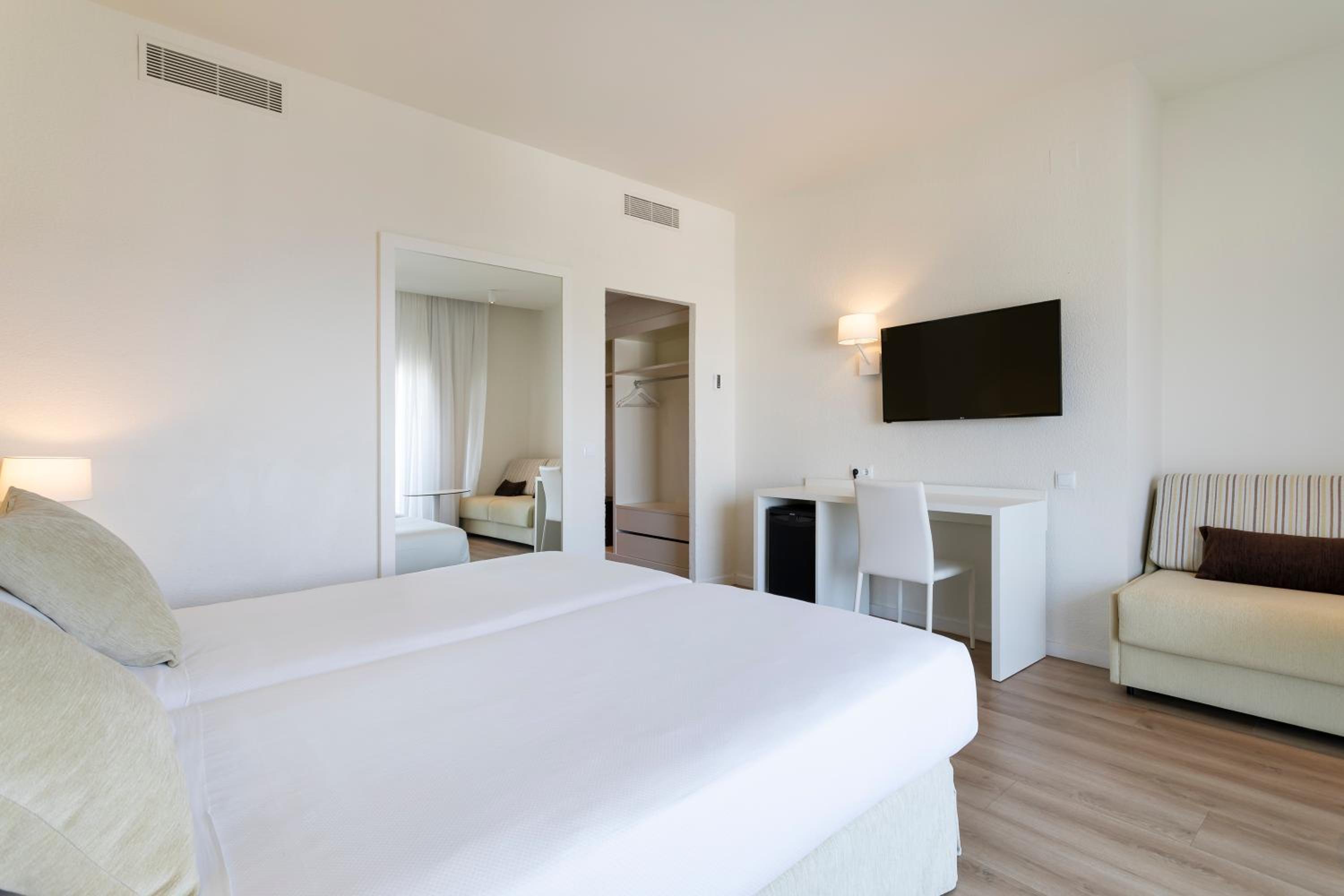 Family Room Lateral Sea View (2 adults + 2 Children)