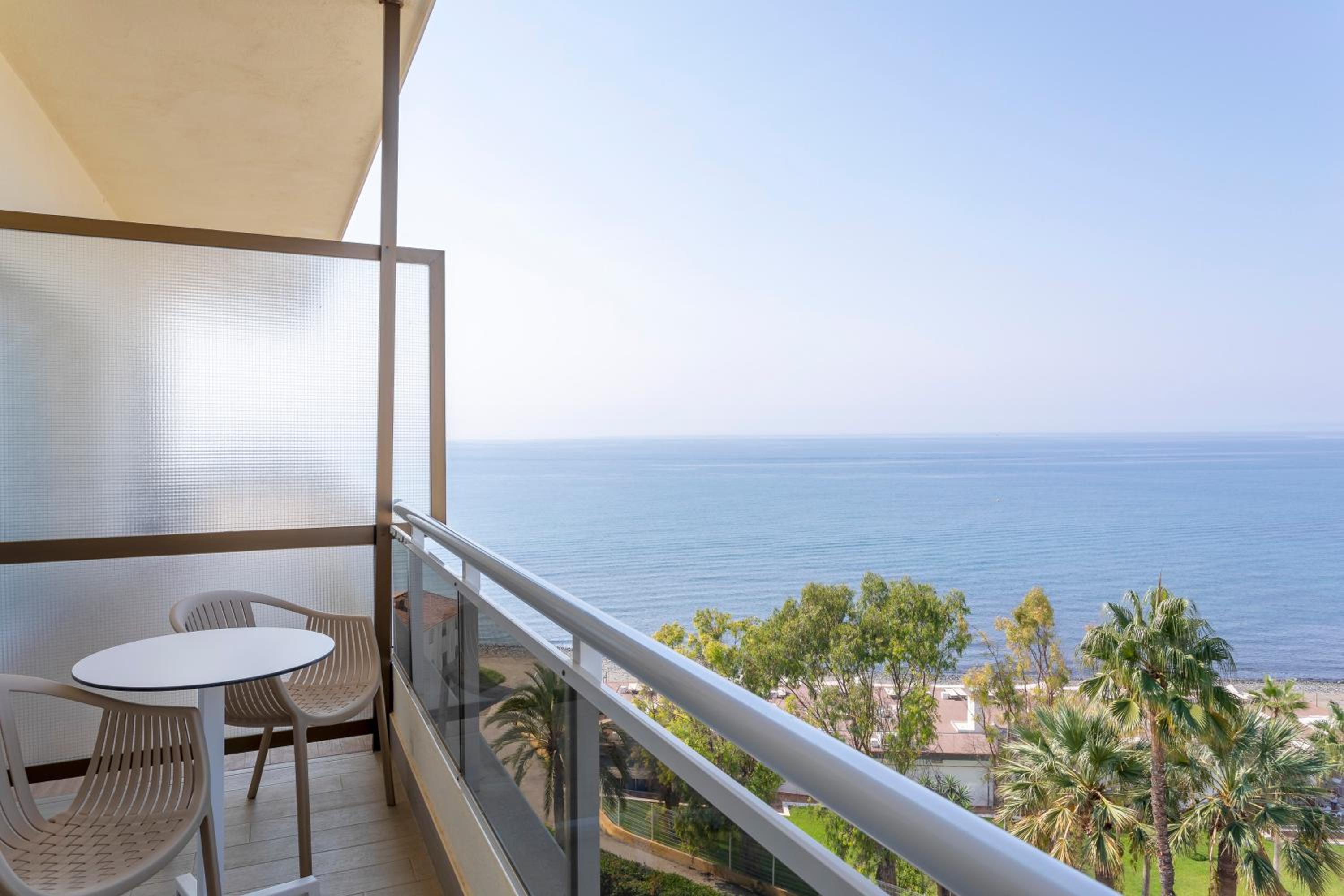 Family Room Lateral Sea View (2 adults + 2 Children)