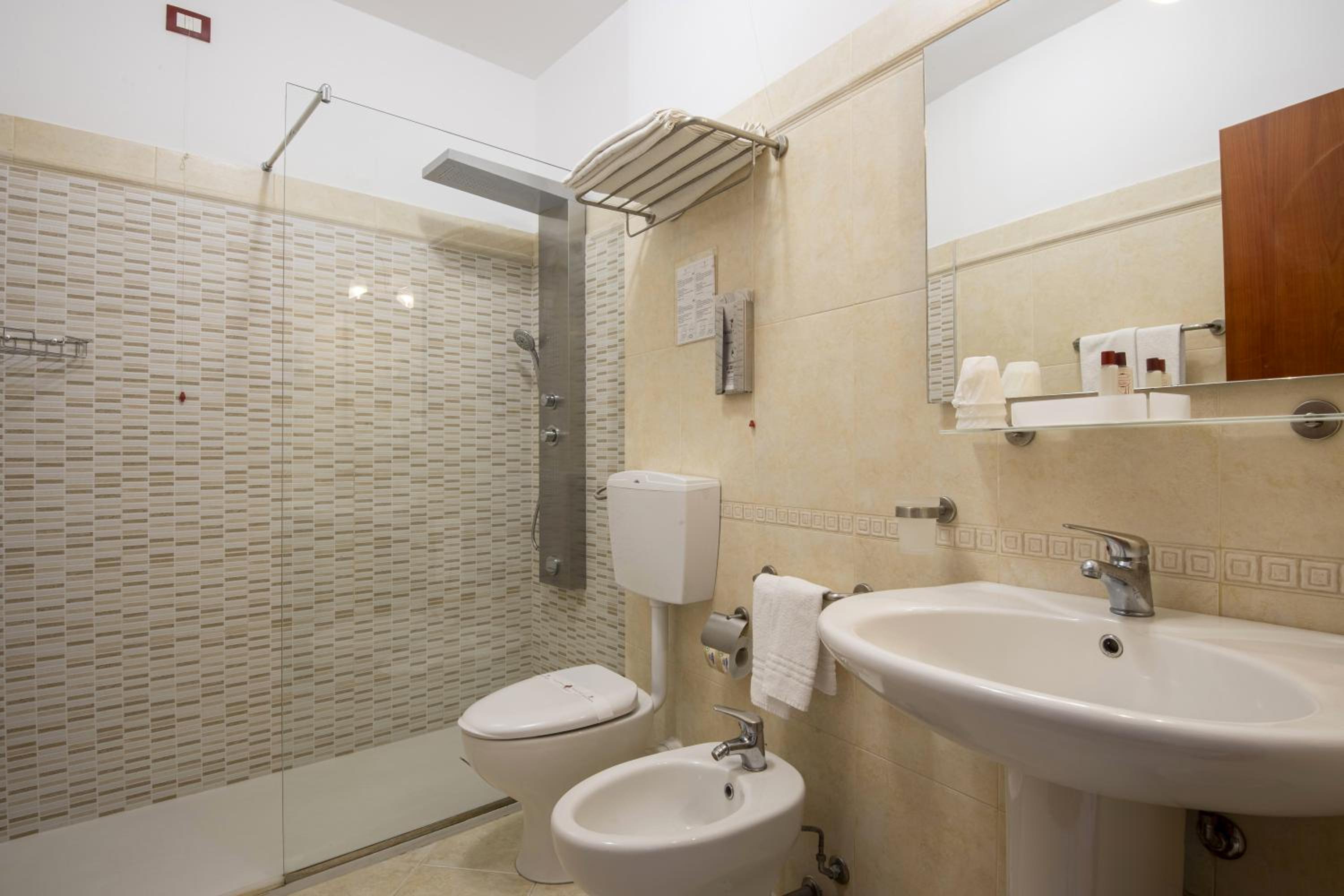 Quadruple Room - Photo 3