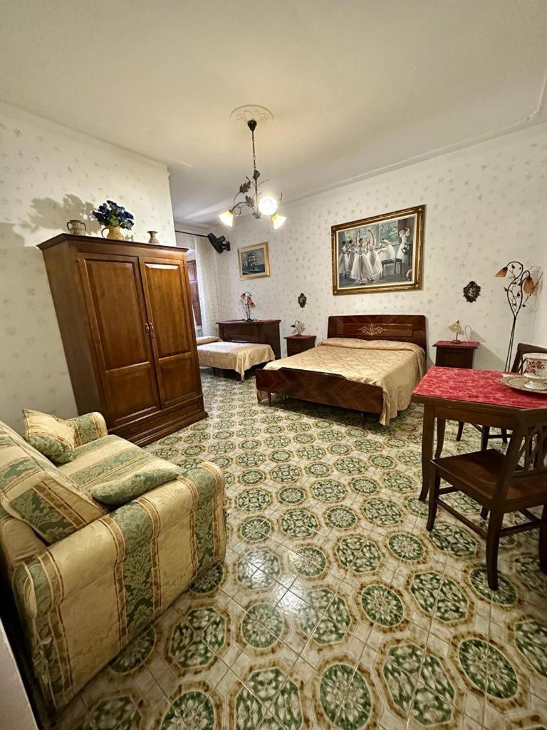 Family Room with Private Bathroom - Photo 3