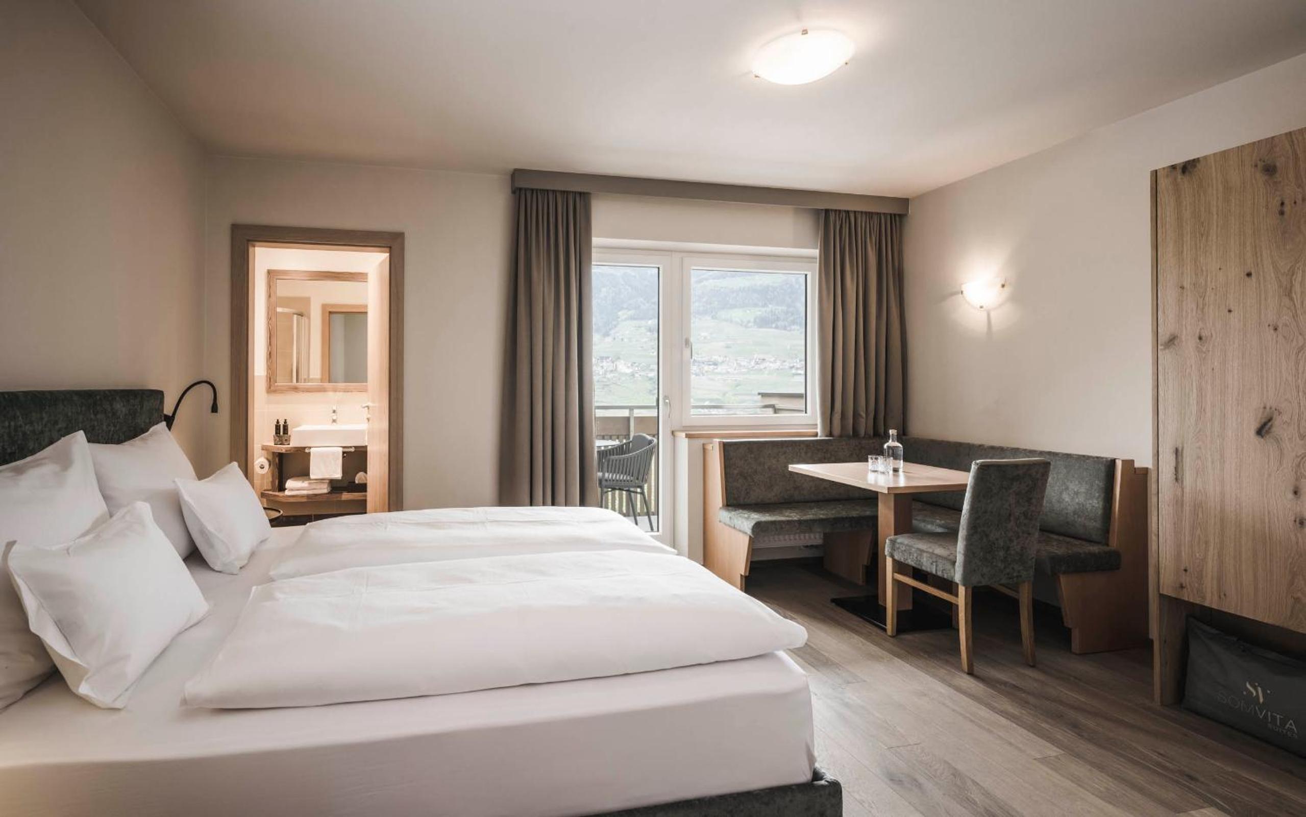 Double room with balcony and street view