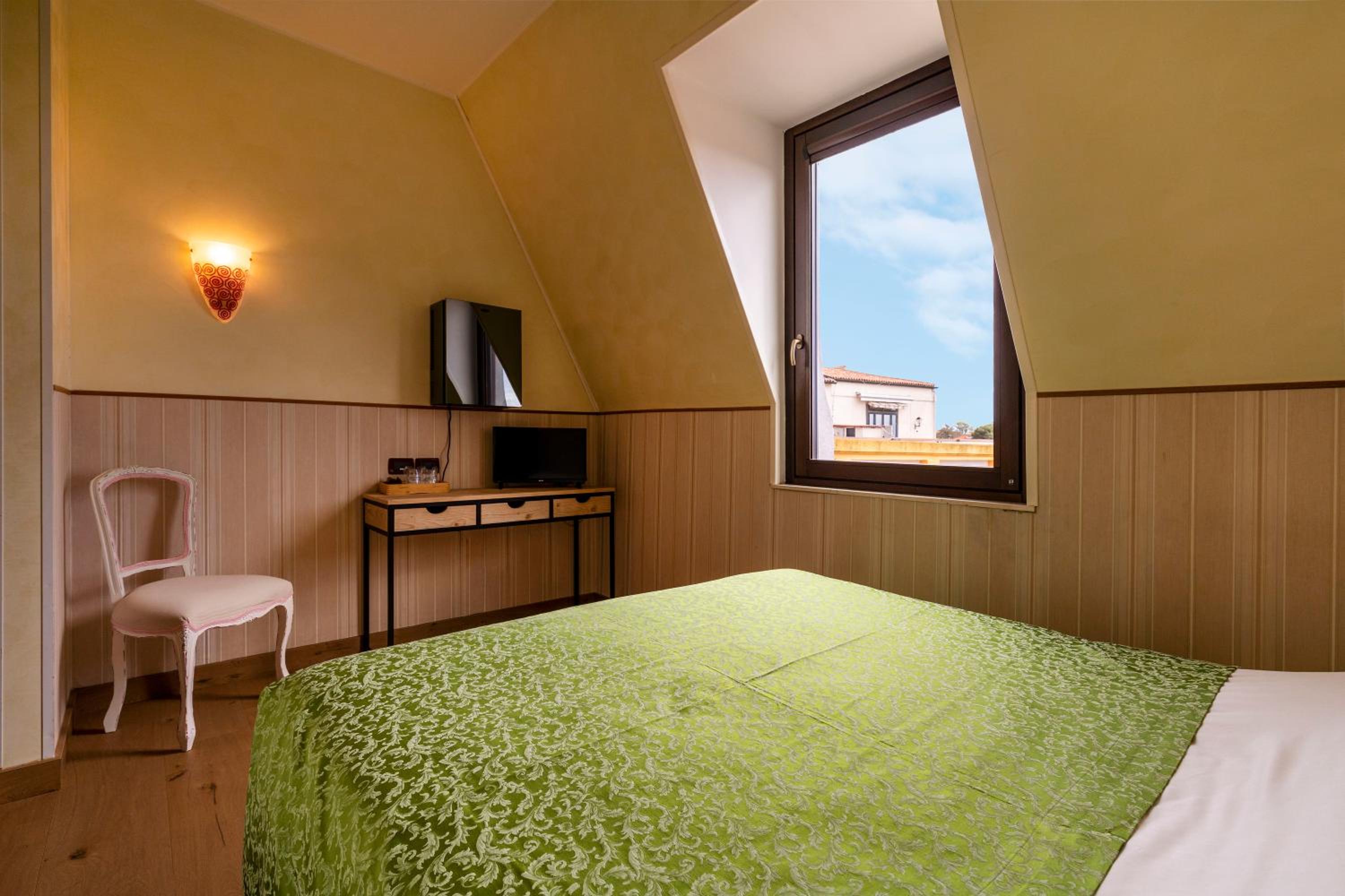 Standard Double Room - Photo 15