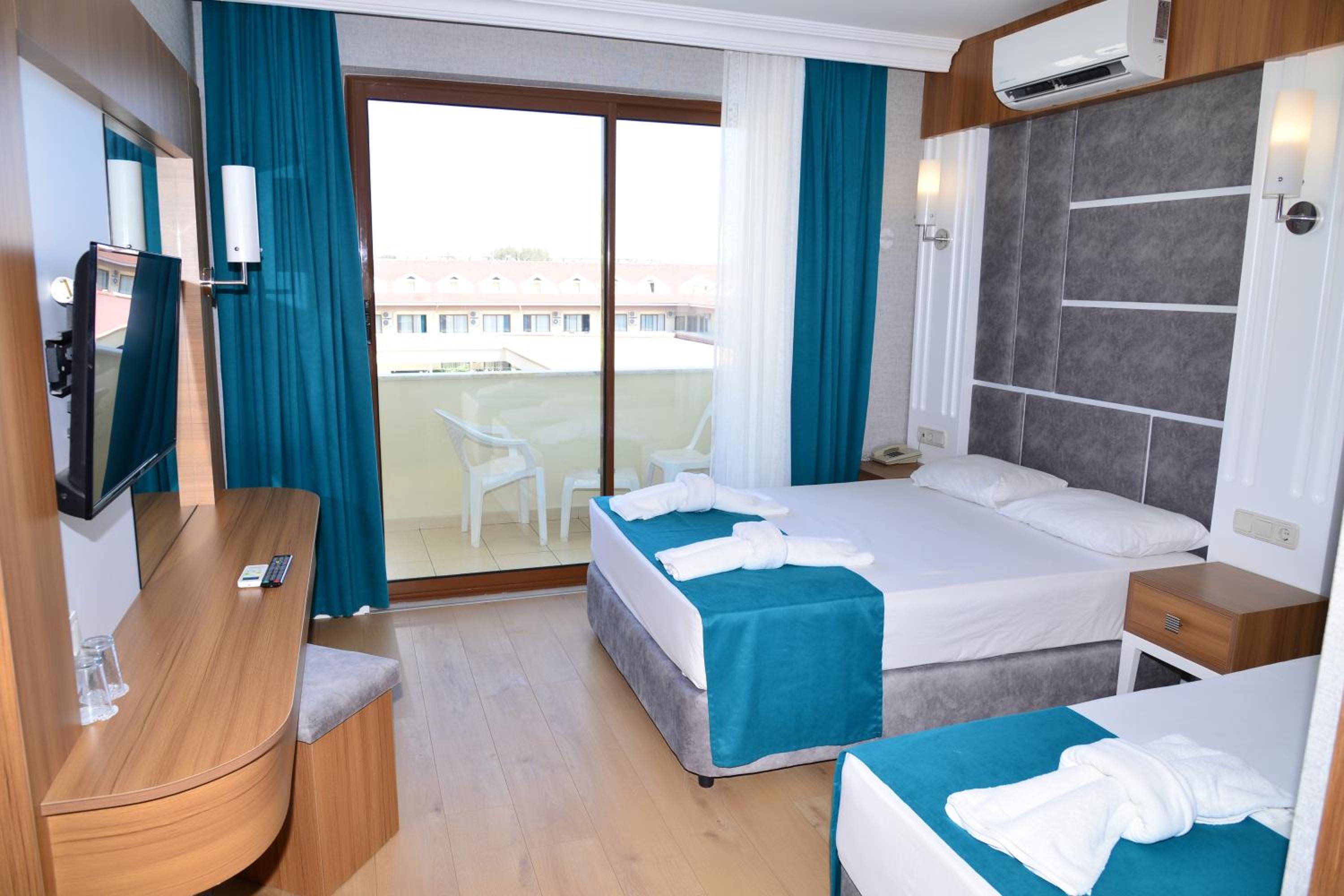 Twin Room with Pool View photo 3
