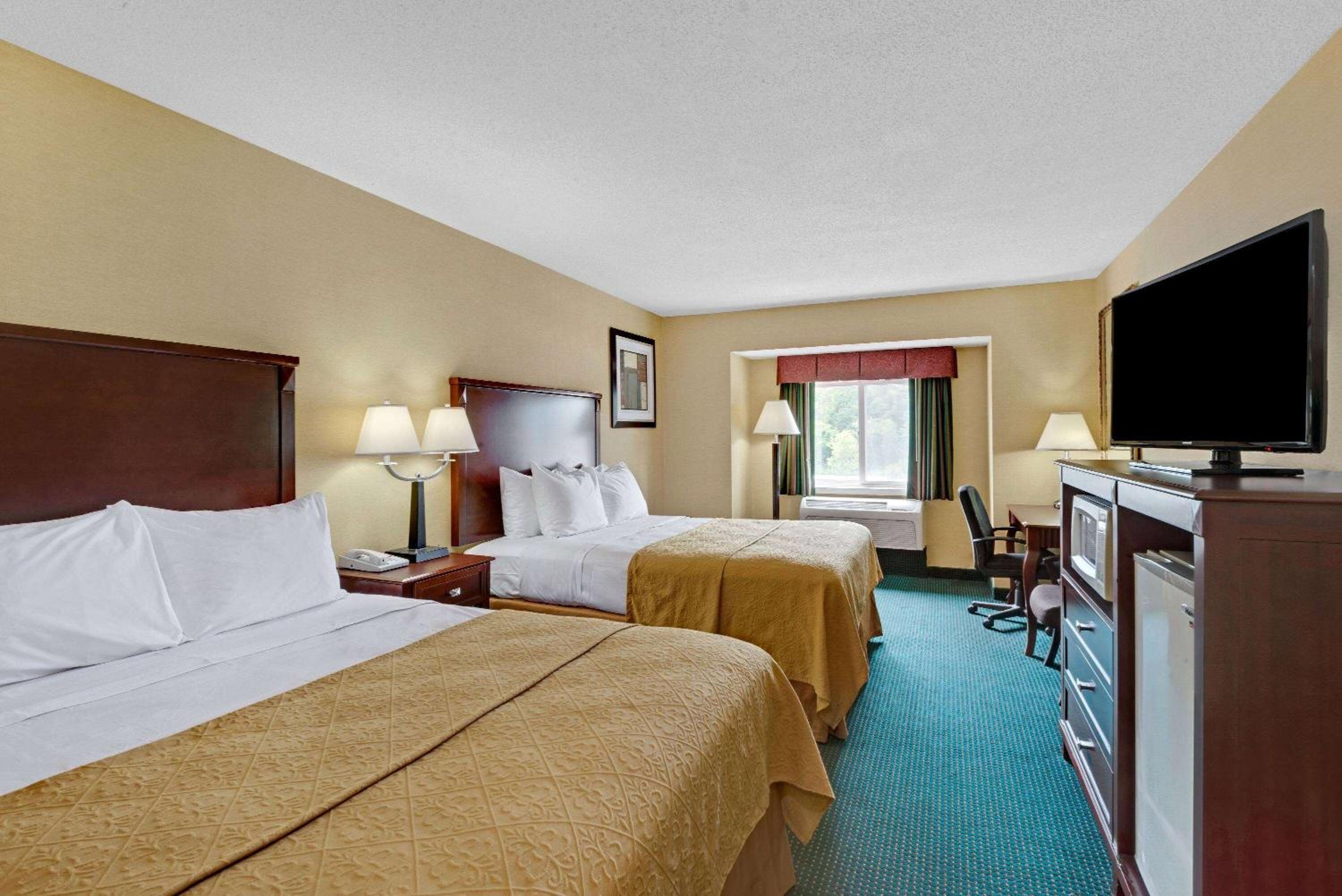 Queen Room With Two Queen Beds - Non-Smoking photo 3
