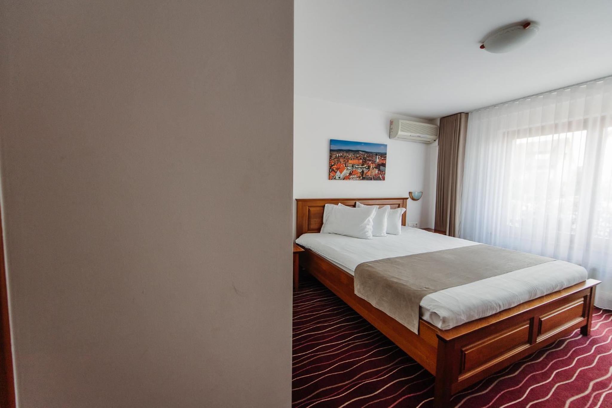 Double Room with Balcony - Photo 3