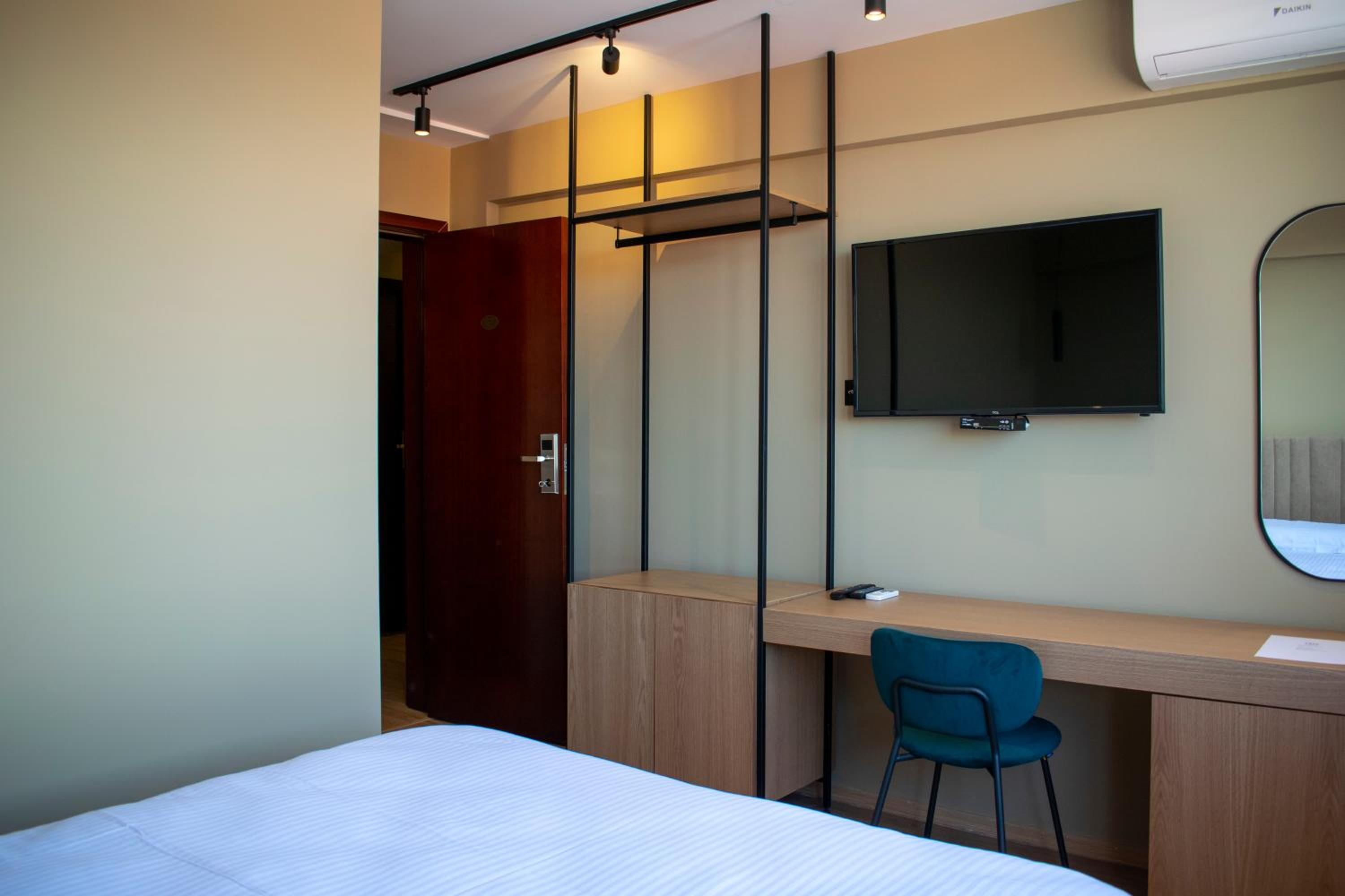 Standard King Room photo 1
