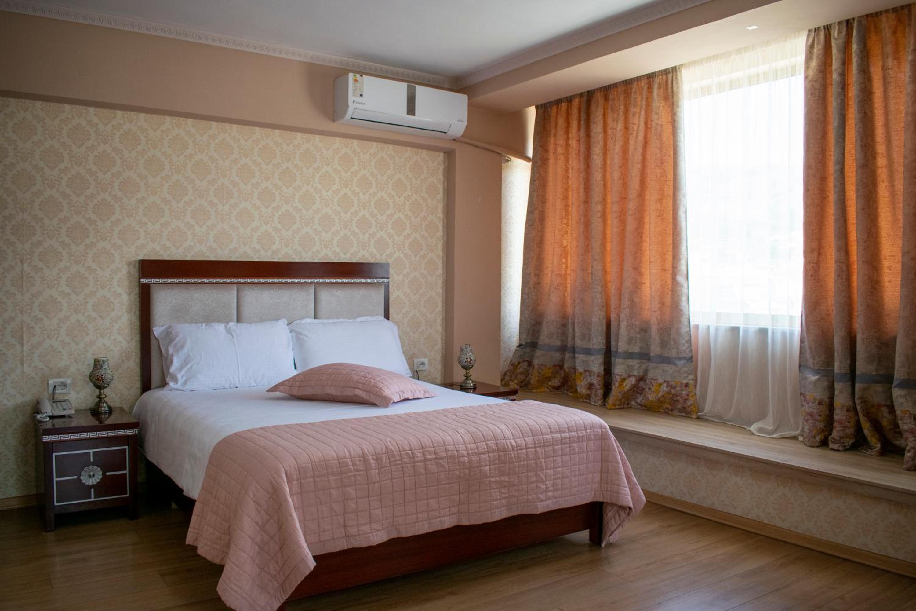 Superior King Suite photo 3