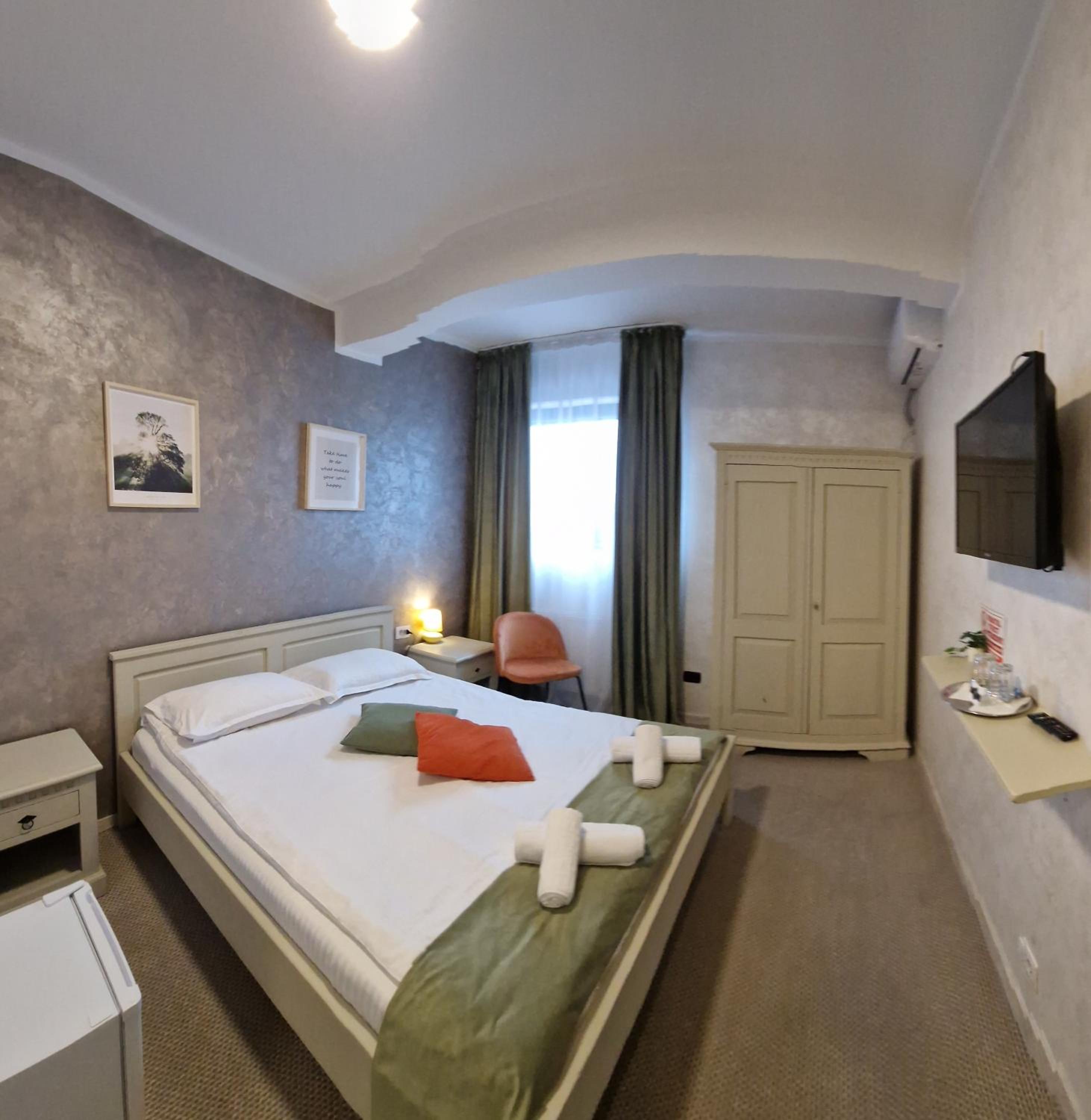 Double Room - Photo 5