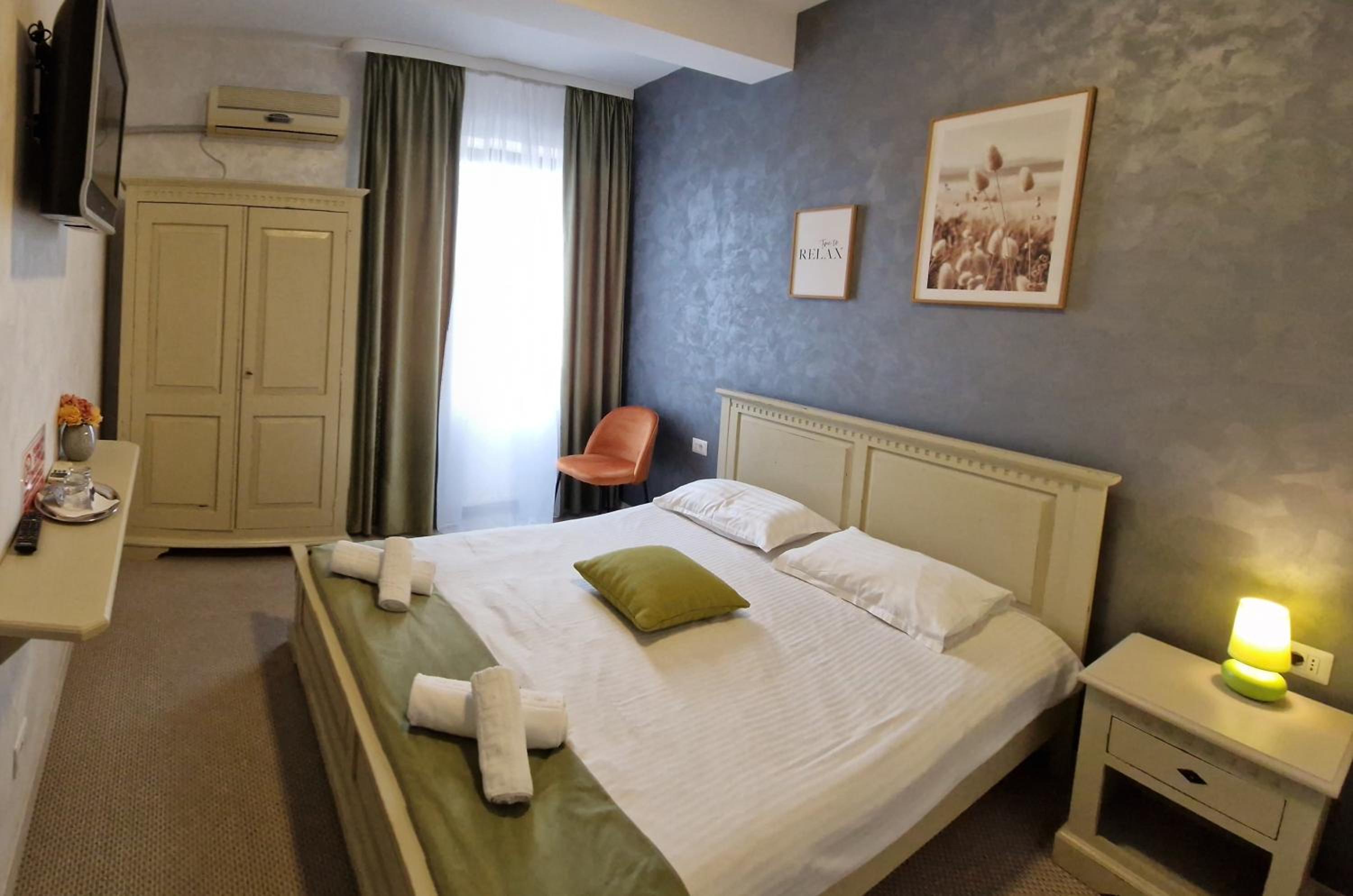 Double Room - Photo 9