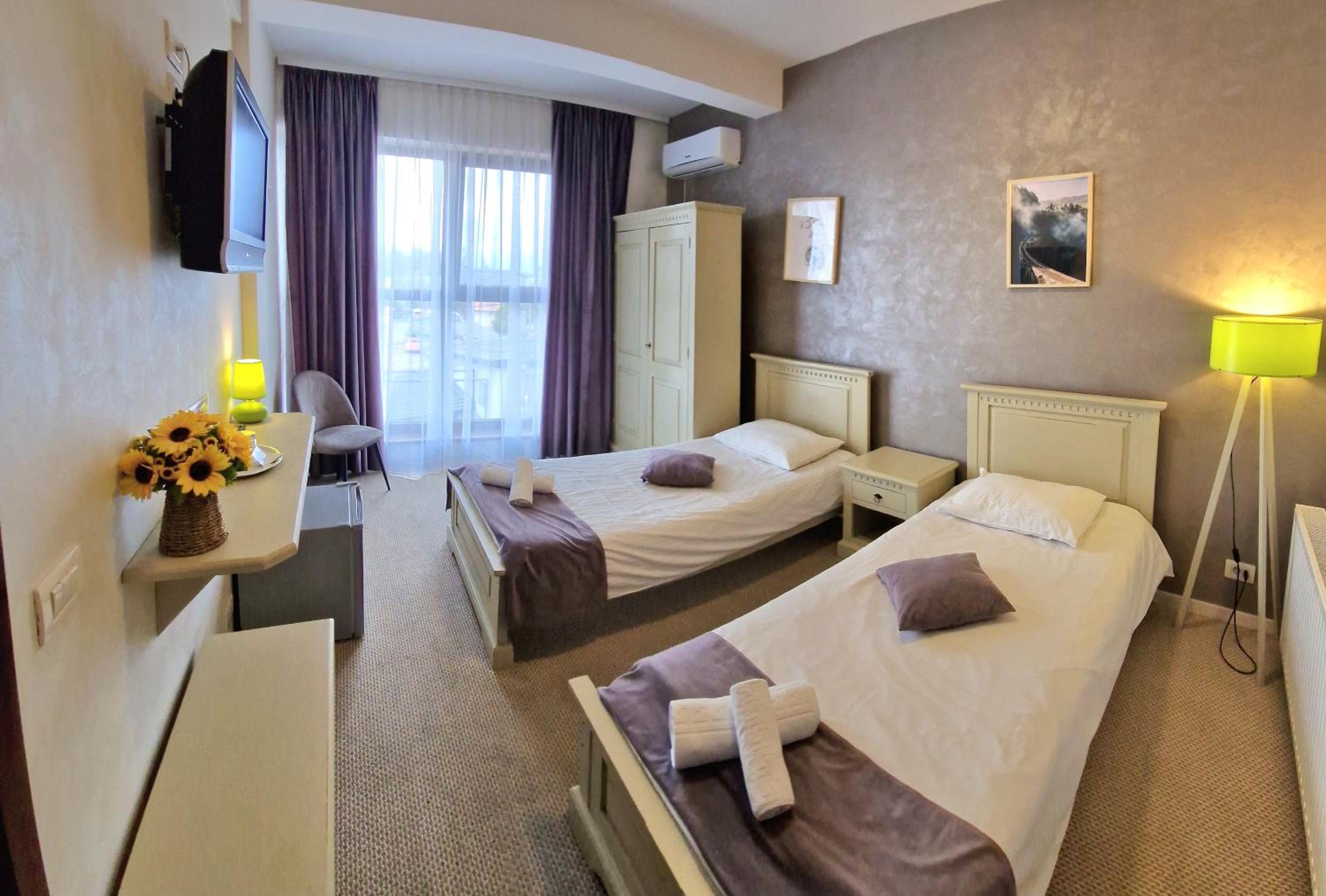 Twin Room - Photo 8