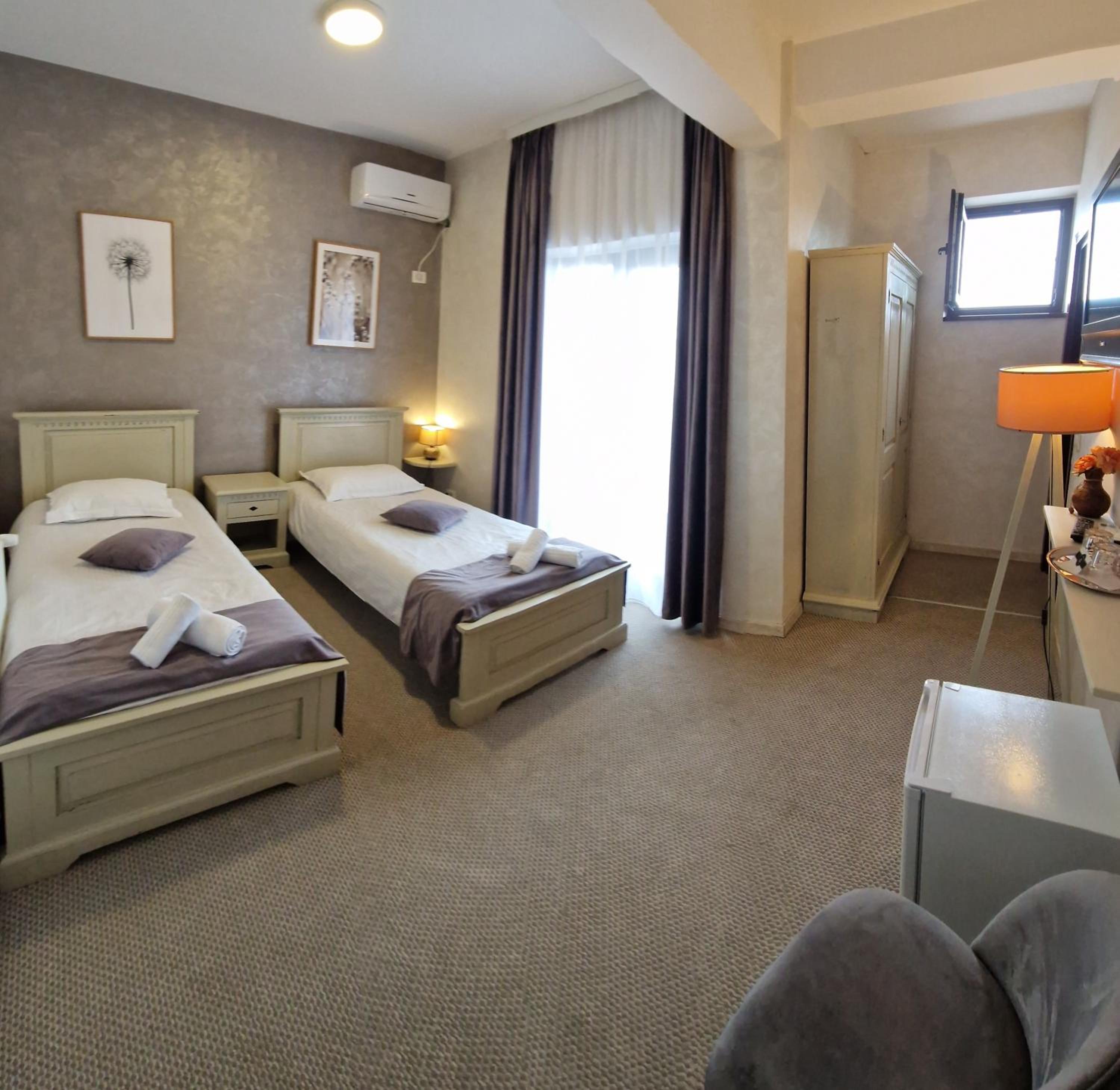 Twin Room - Photo 5