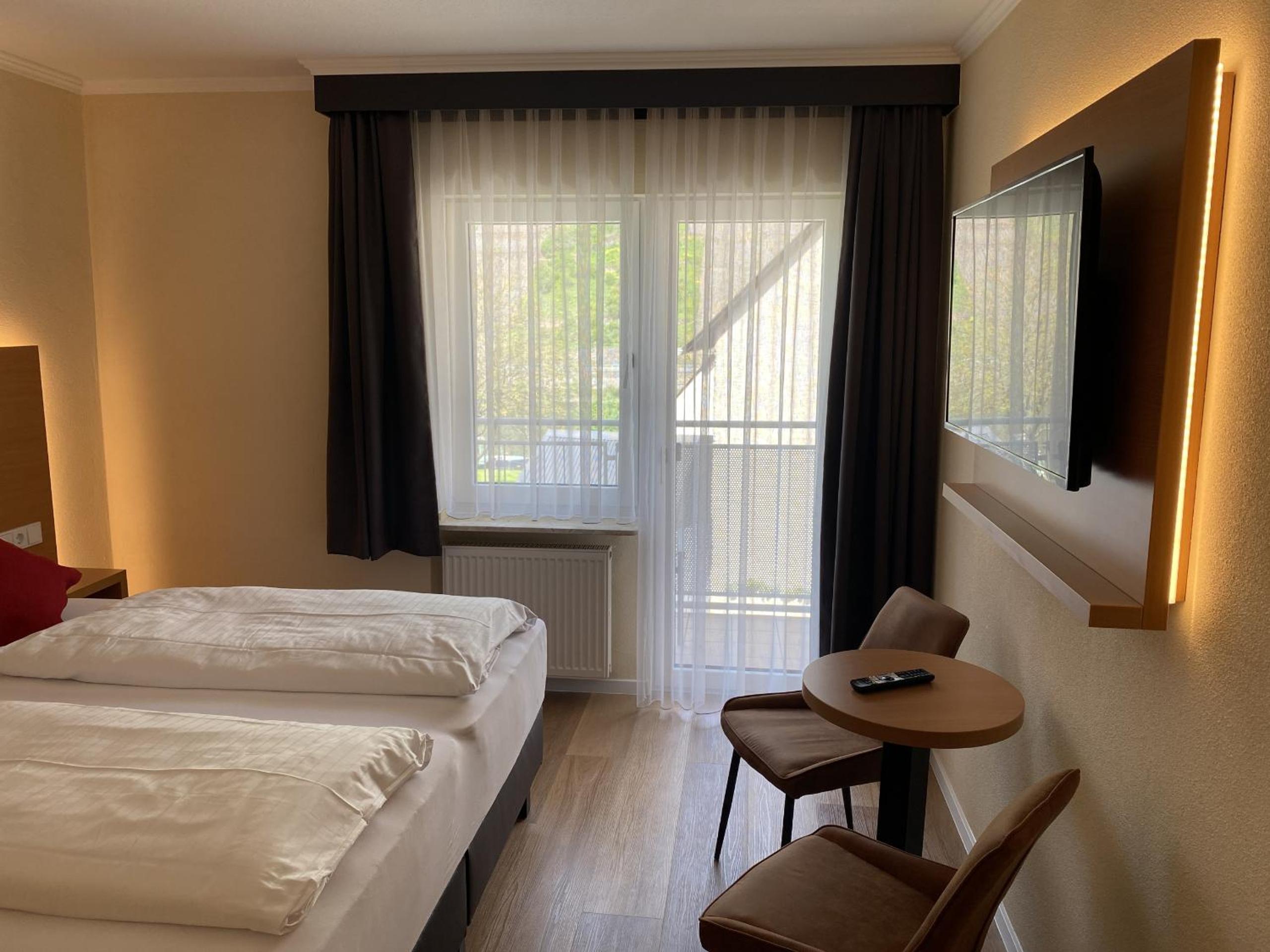 Deluxe Double Room with Balcony - Photo 4