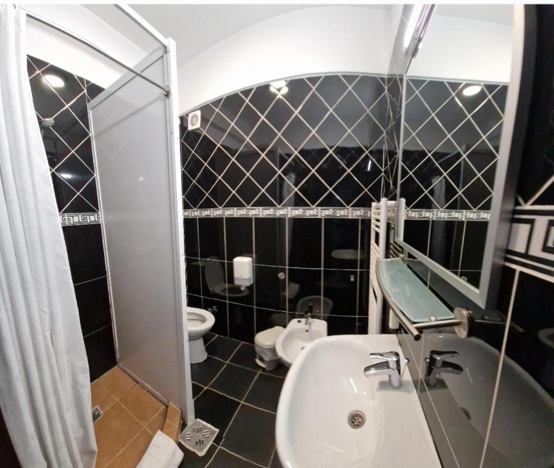 Double Room - Photo 10