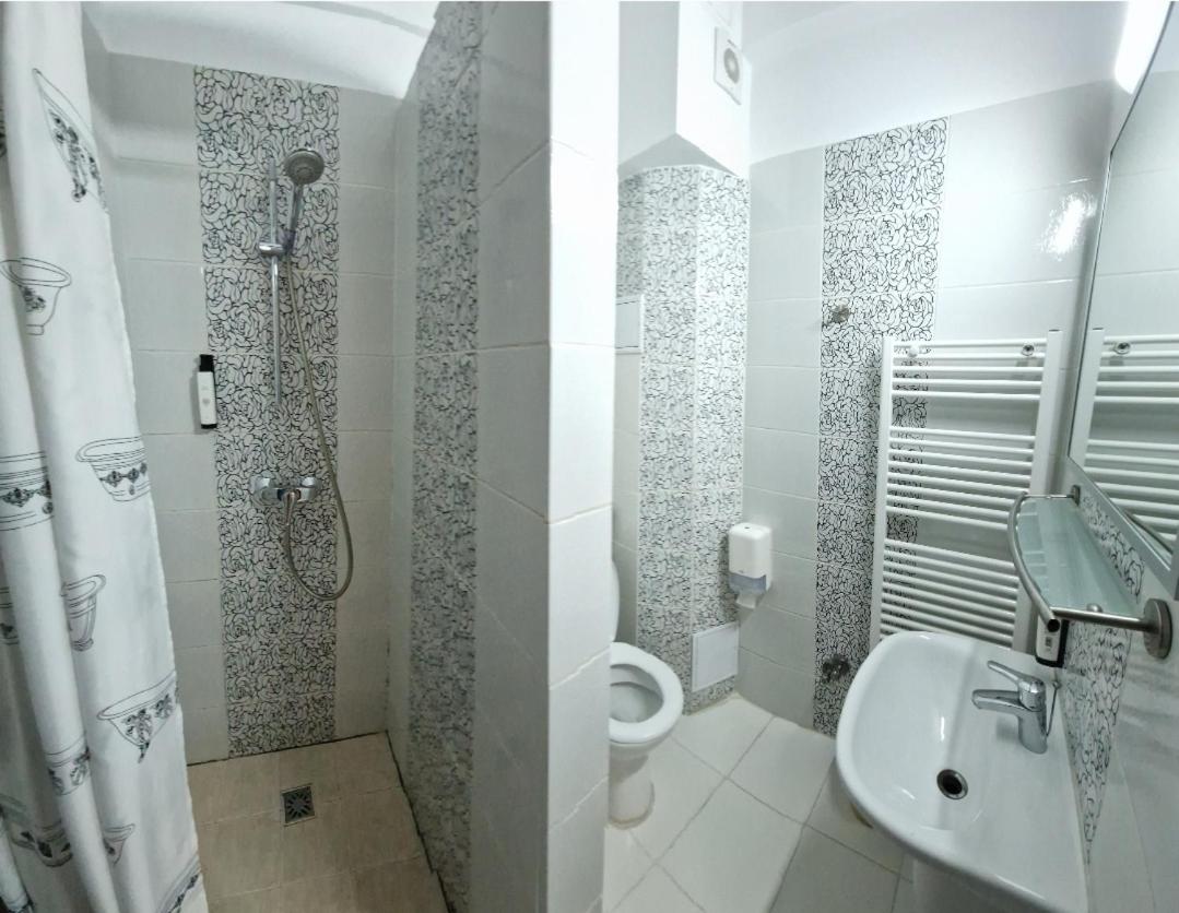 Twin Room - Photo 2