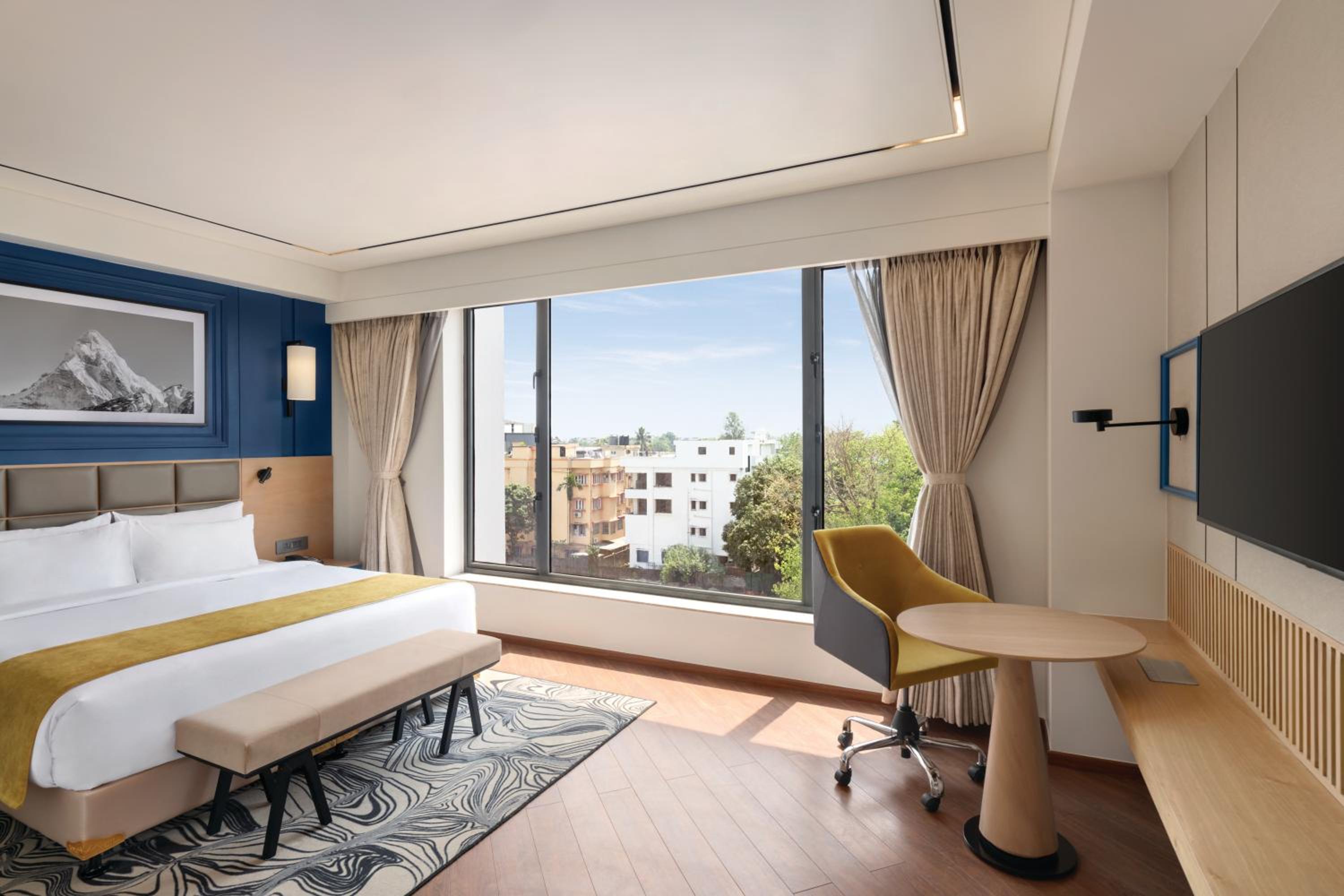 Premium King Room - Non-Smoking - Photo 7