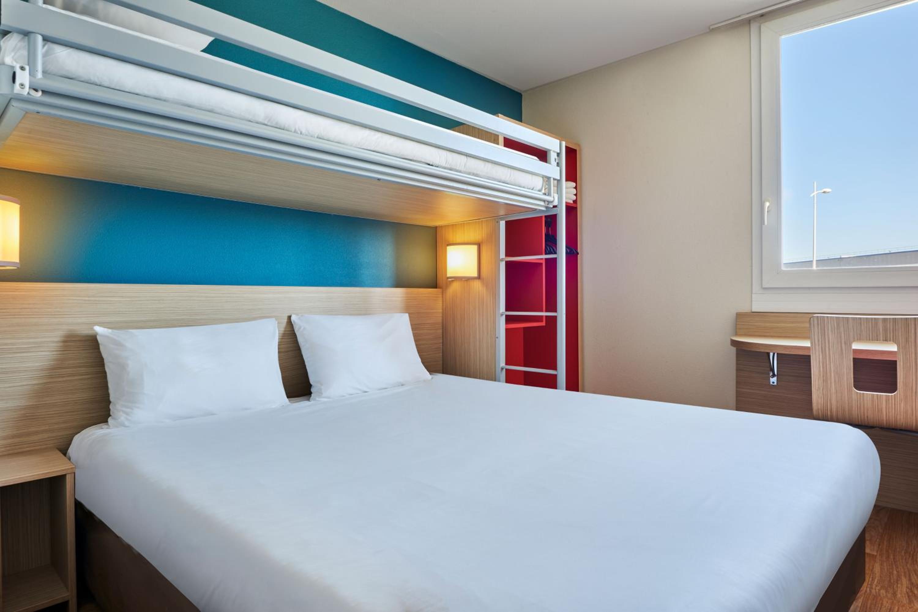 Triple Room (1 Double Bed + 1 Single Bed) - Photo 7