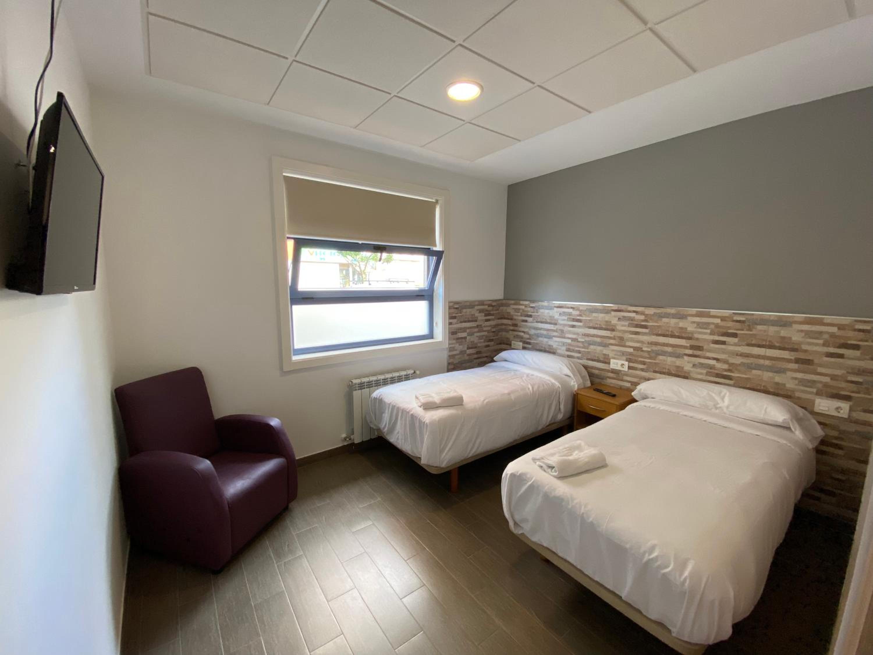 Twin Room with Private Bathroom photo 3