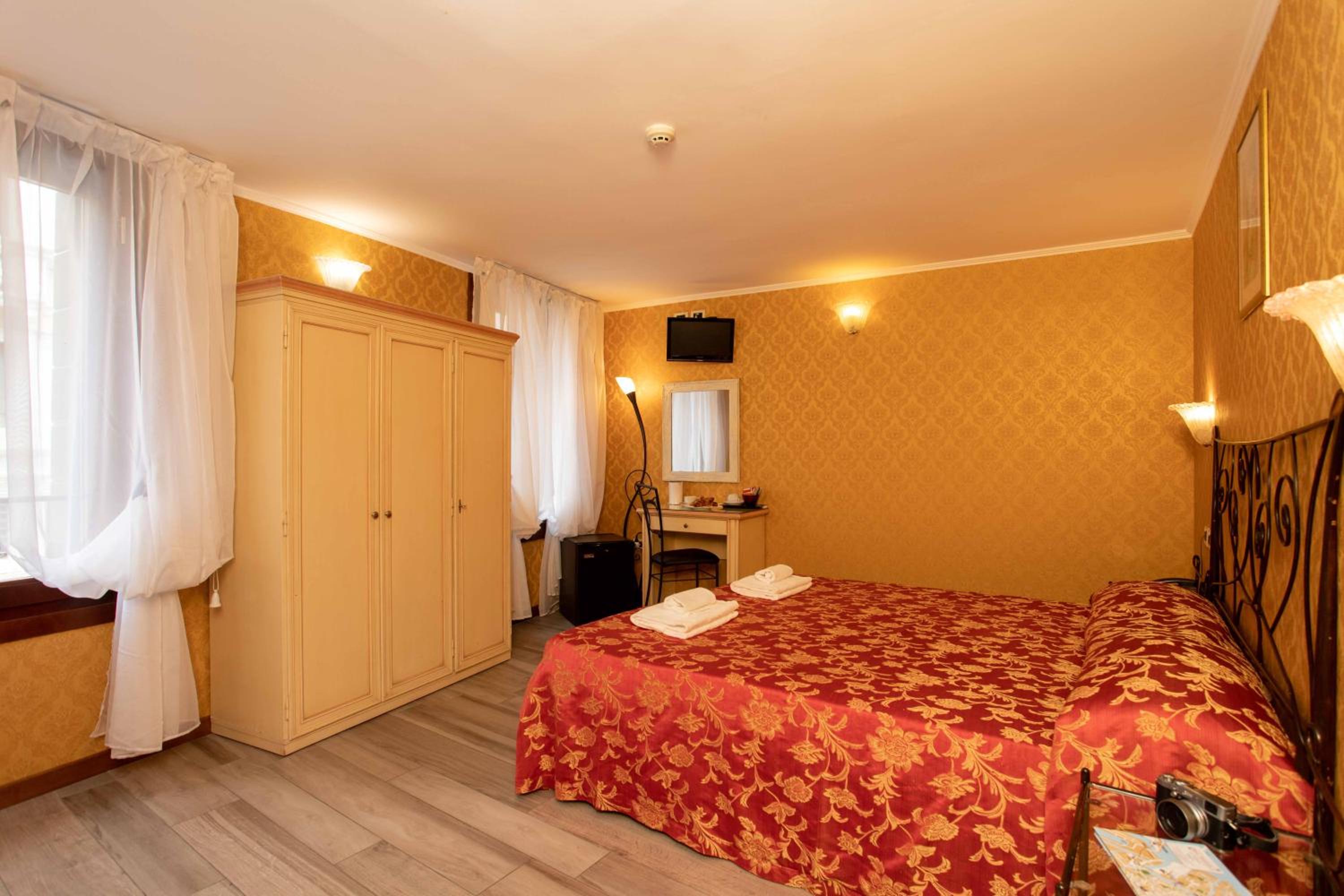 Deluxe Double or Twin Room with City View photo 2