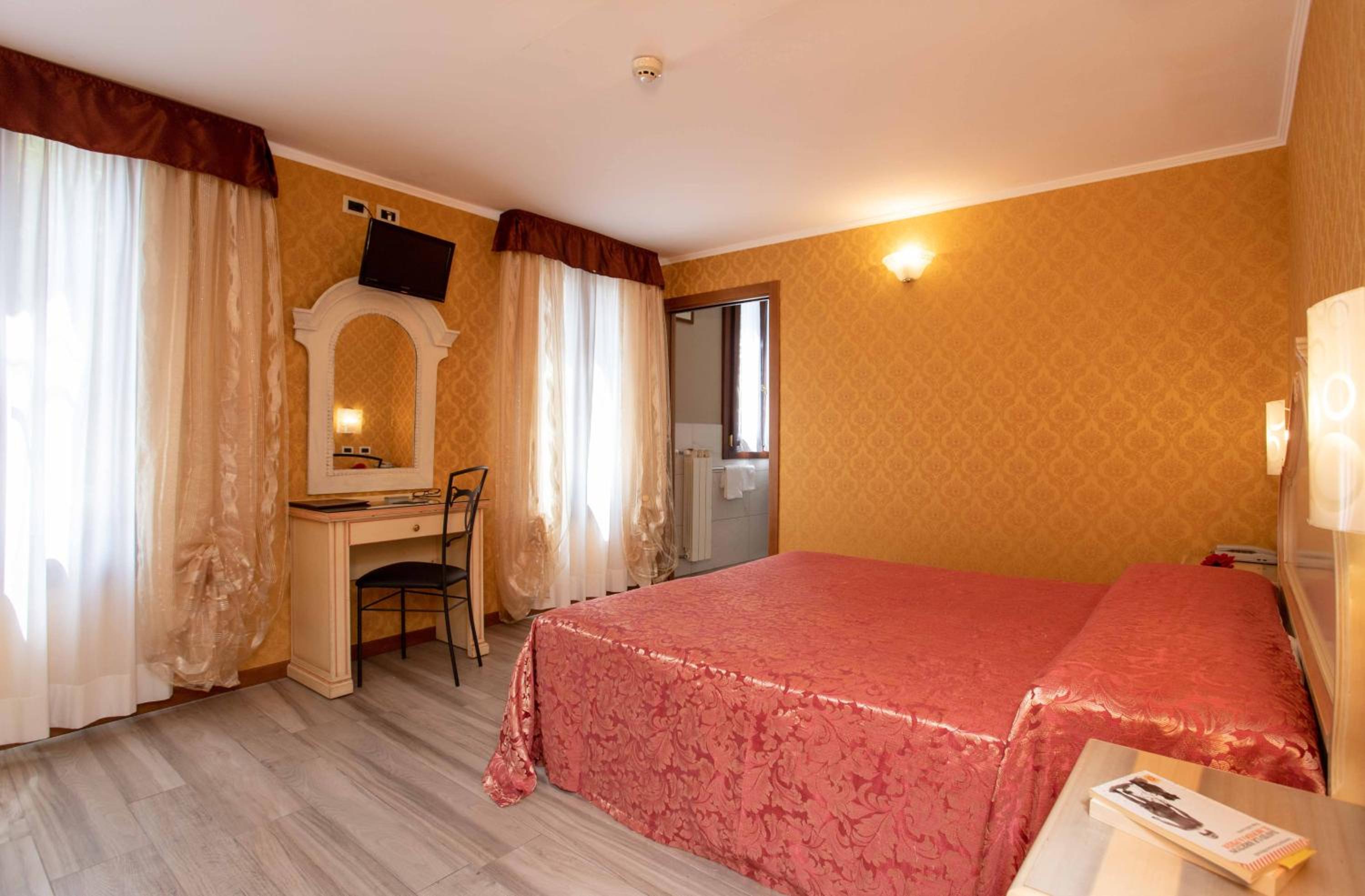 Deluxe Double or Twin Room with City View photo 3