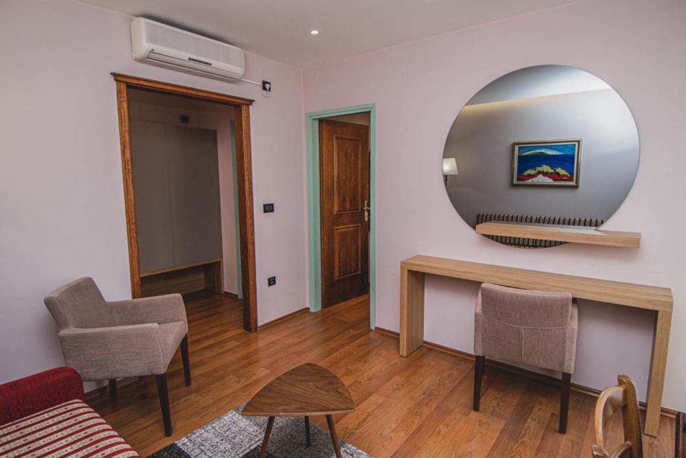 Suite with Balcony - Photo 2