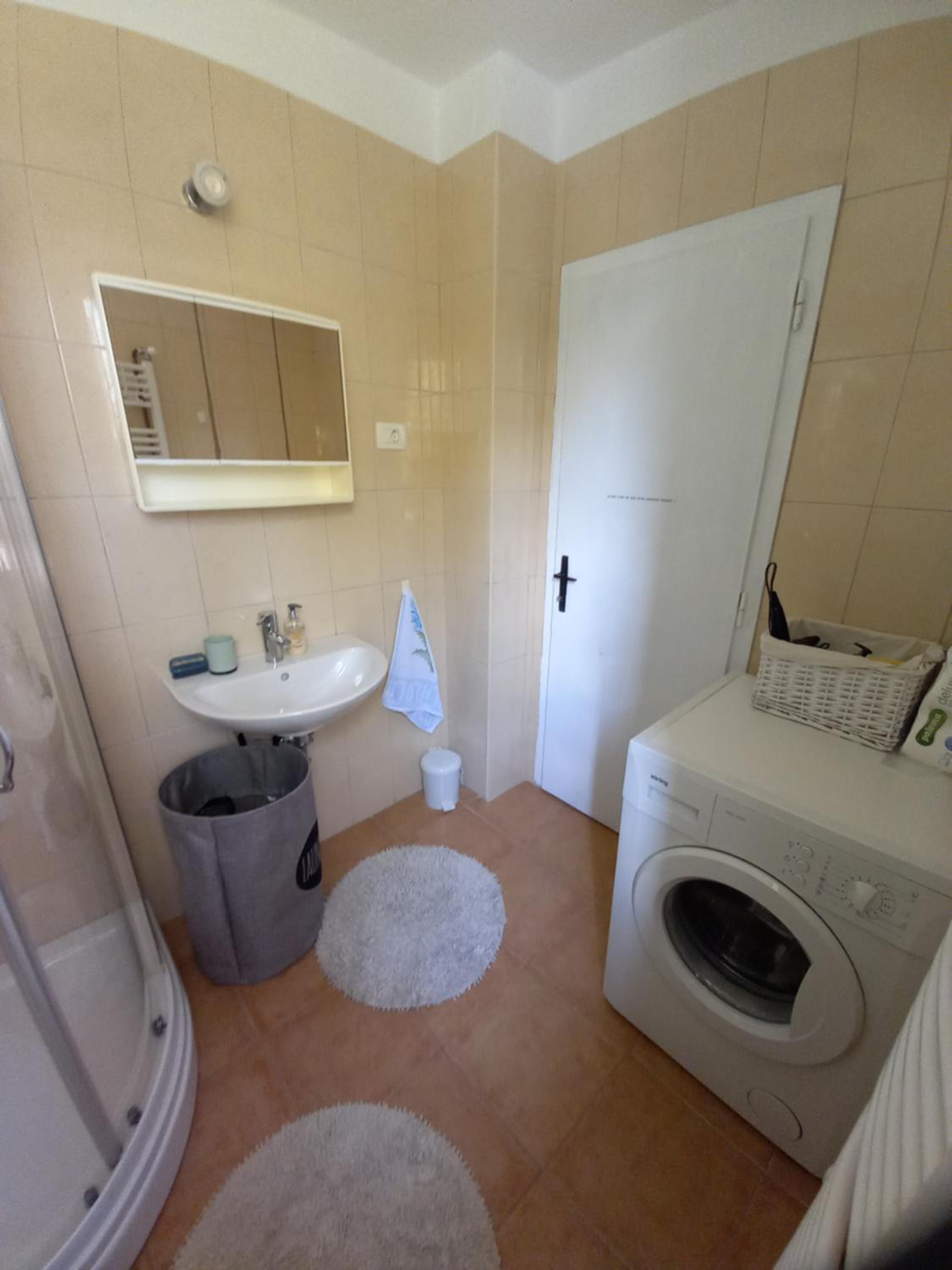 Studio Apartment with Balcony - Photo 8