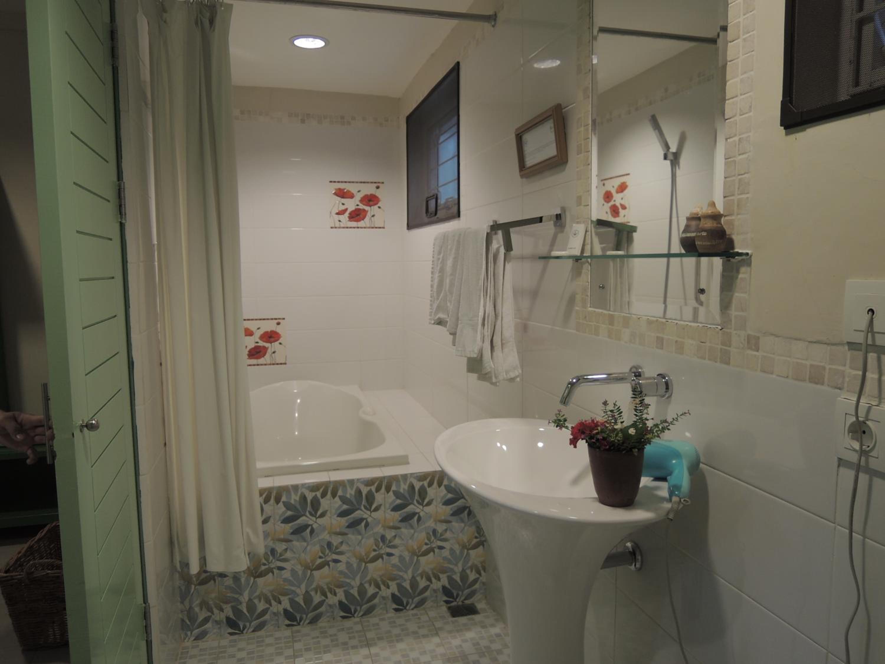 Honeymoon Suite - Photo 11