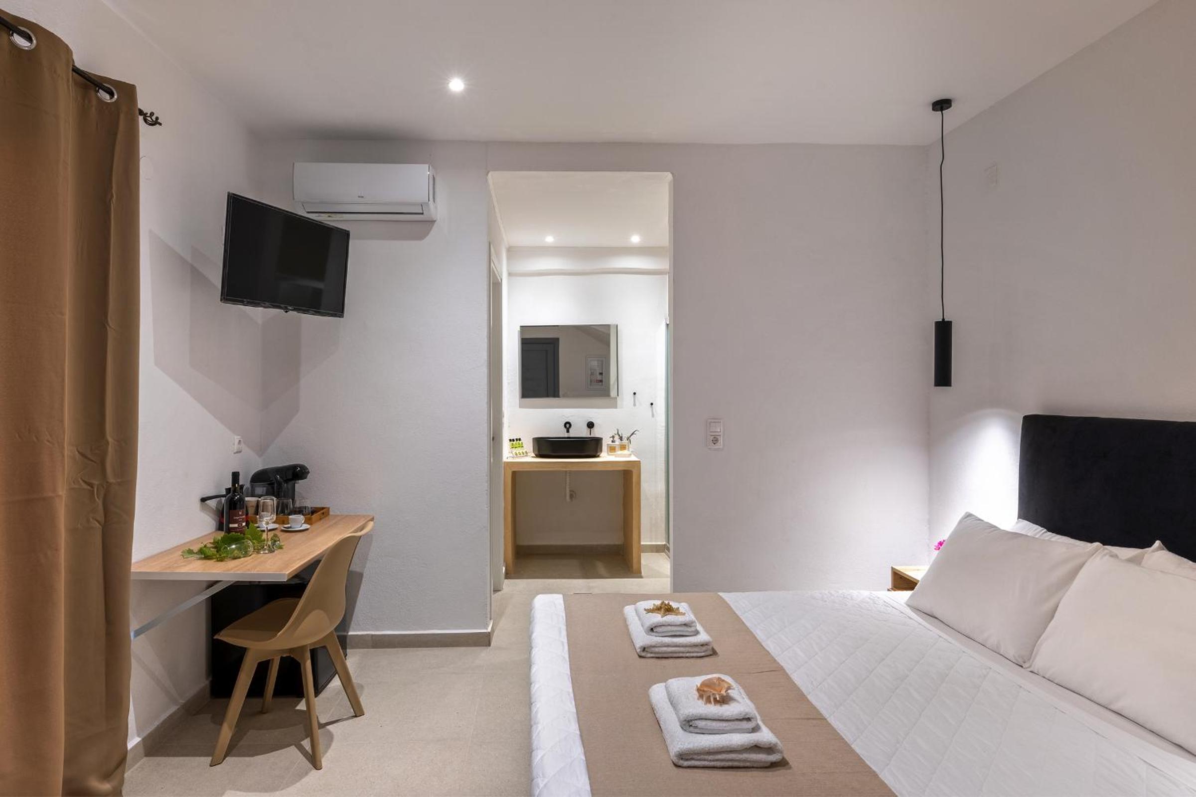 Deluxe King Suite photo 1