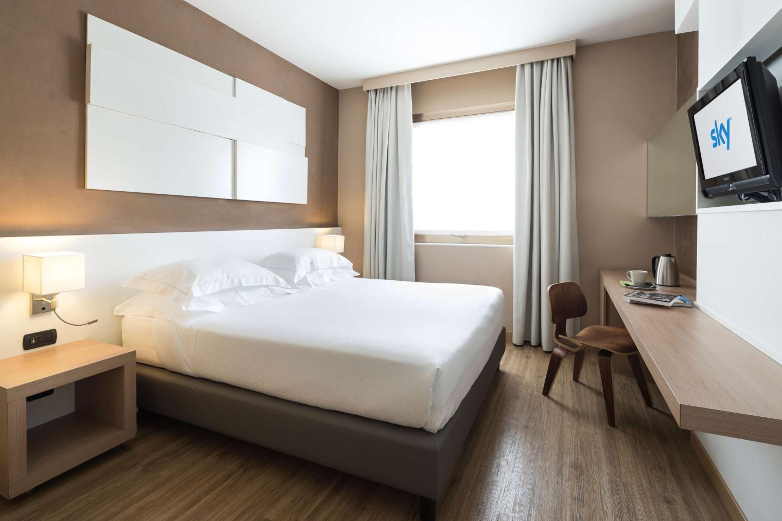 Superior King Room - Non-Smoking - Photo 4