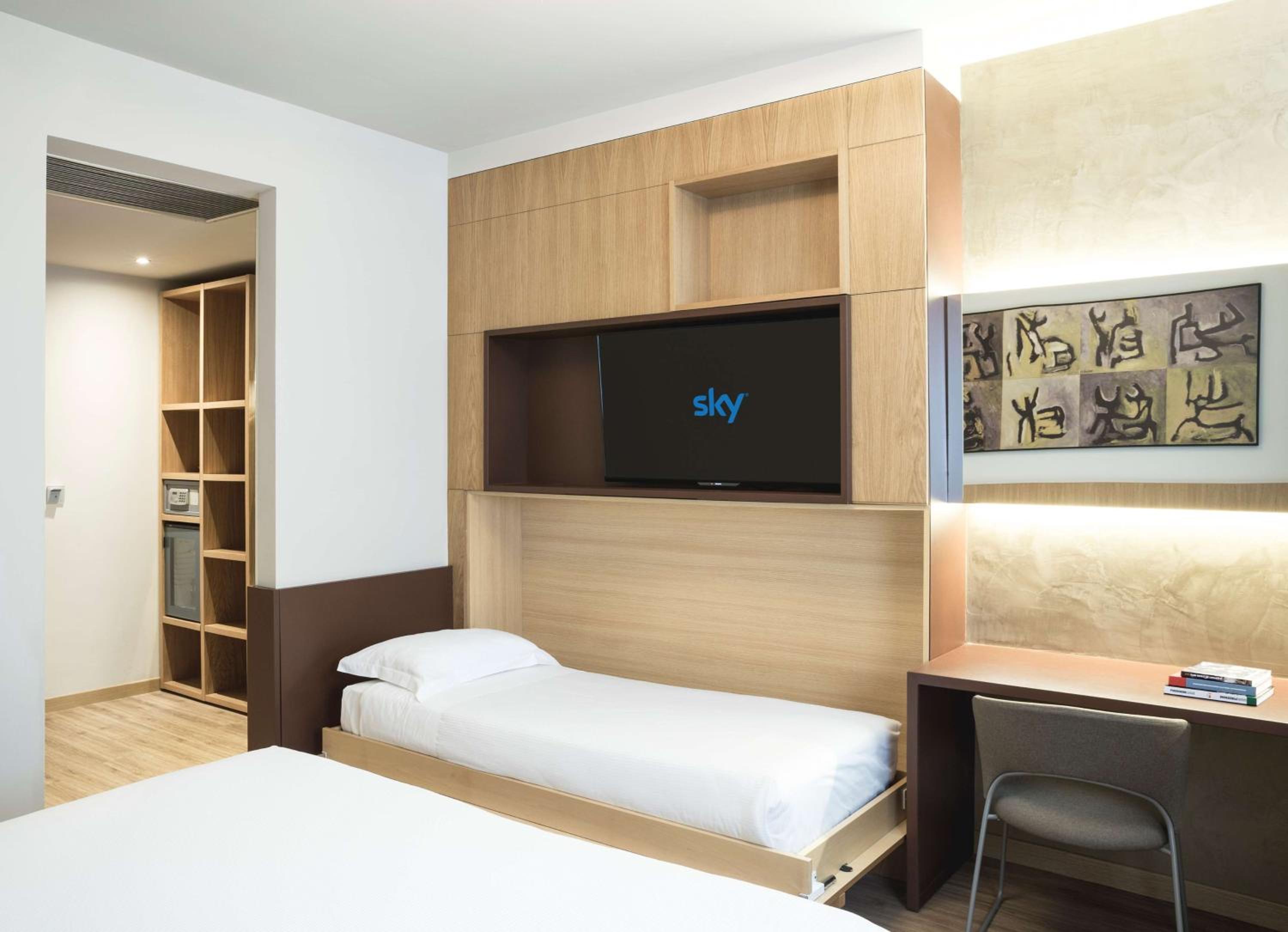 Superior King Room with Sofa Bed - Non-Smoking - Photo 7