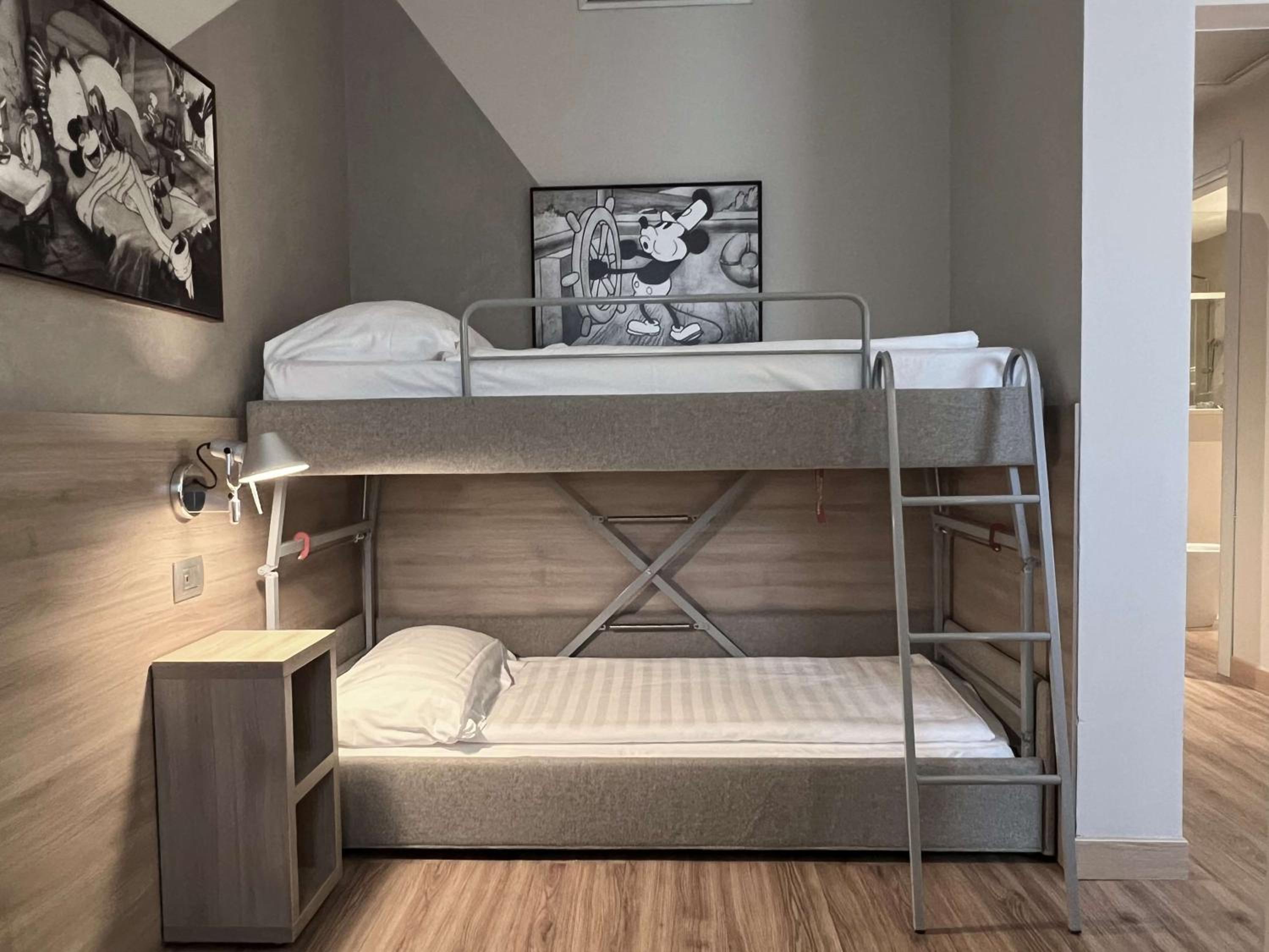 Executive Family Room with King Bed and Bunk Bed - Non-Smoking - Photo 2